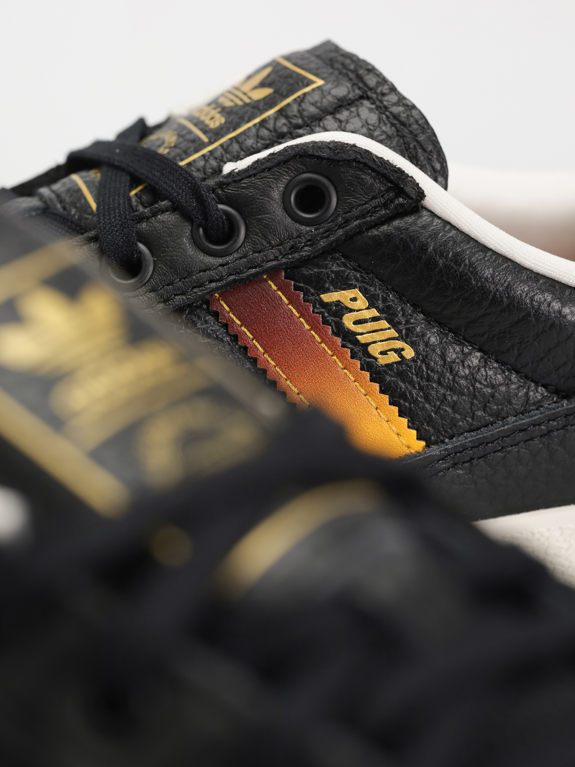 Обувки adidas Puig Indoor (cblack/shared/creyel)