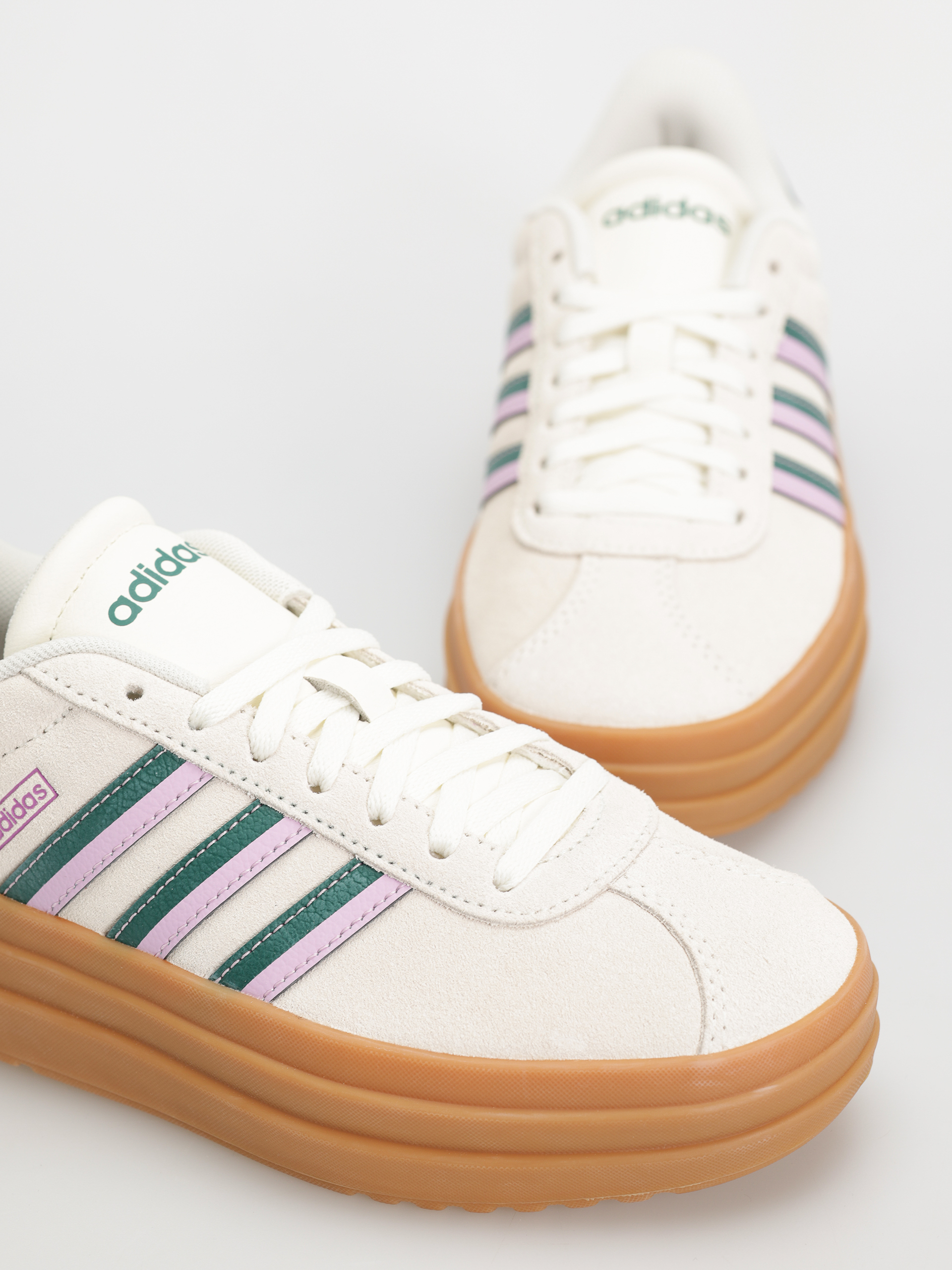 Обувки adidas Vl Court Bold Wmn (owhite/cgreen/blilil)