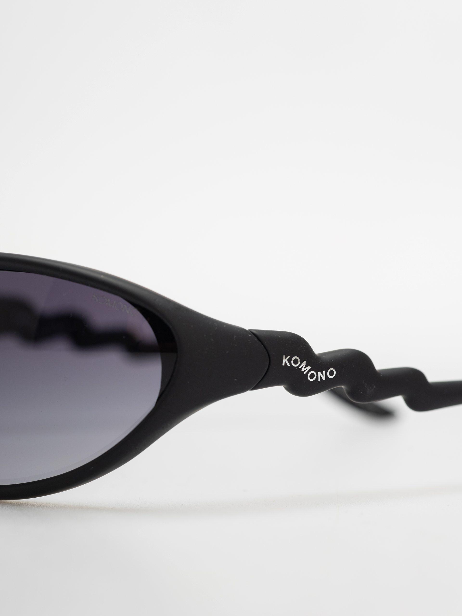 Слънчеви очила Komono The Glitch (carbon)