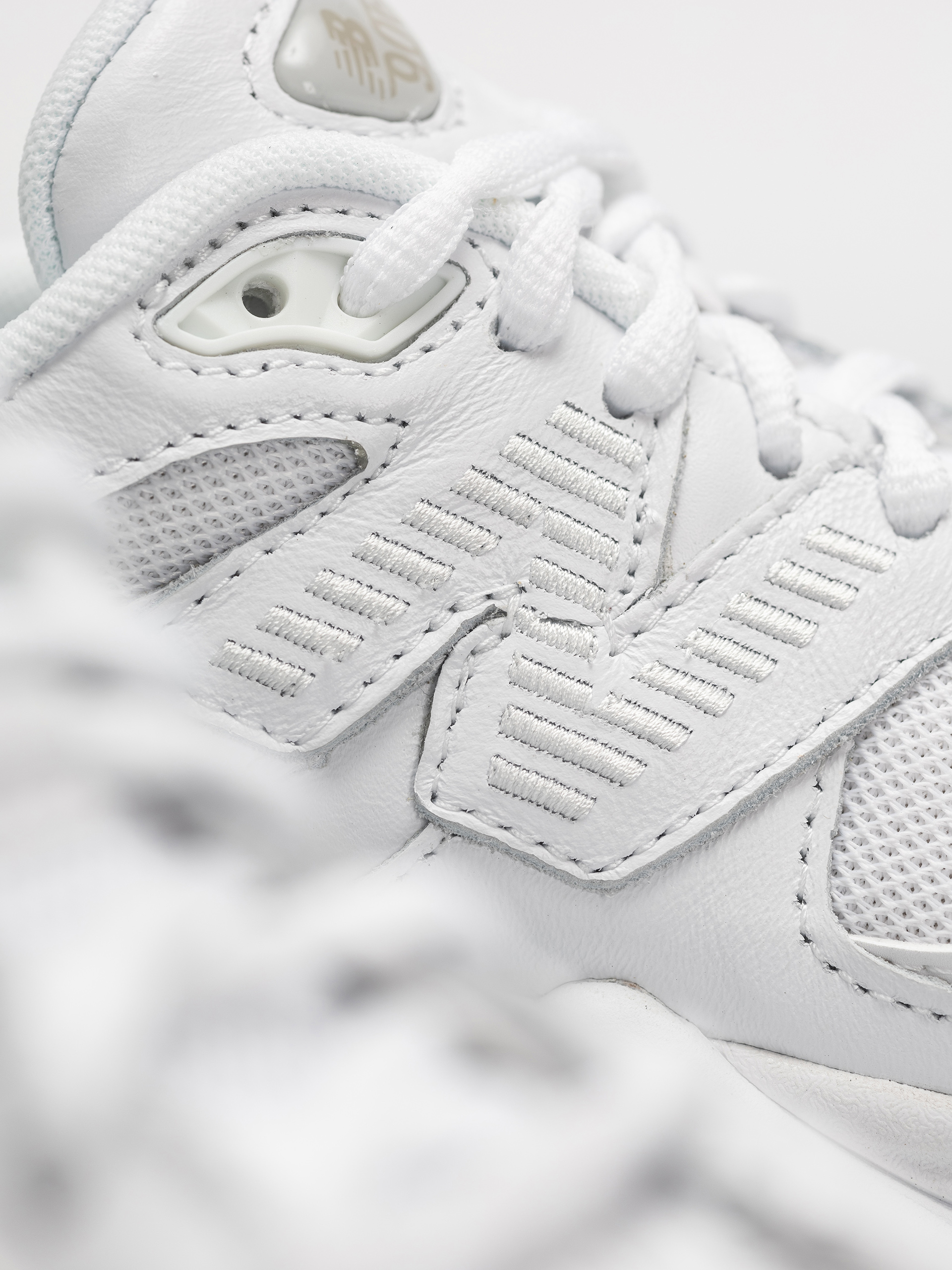 Обувки New Balance 9060 (triple white)