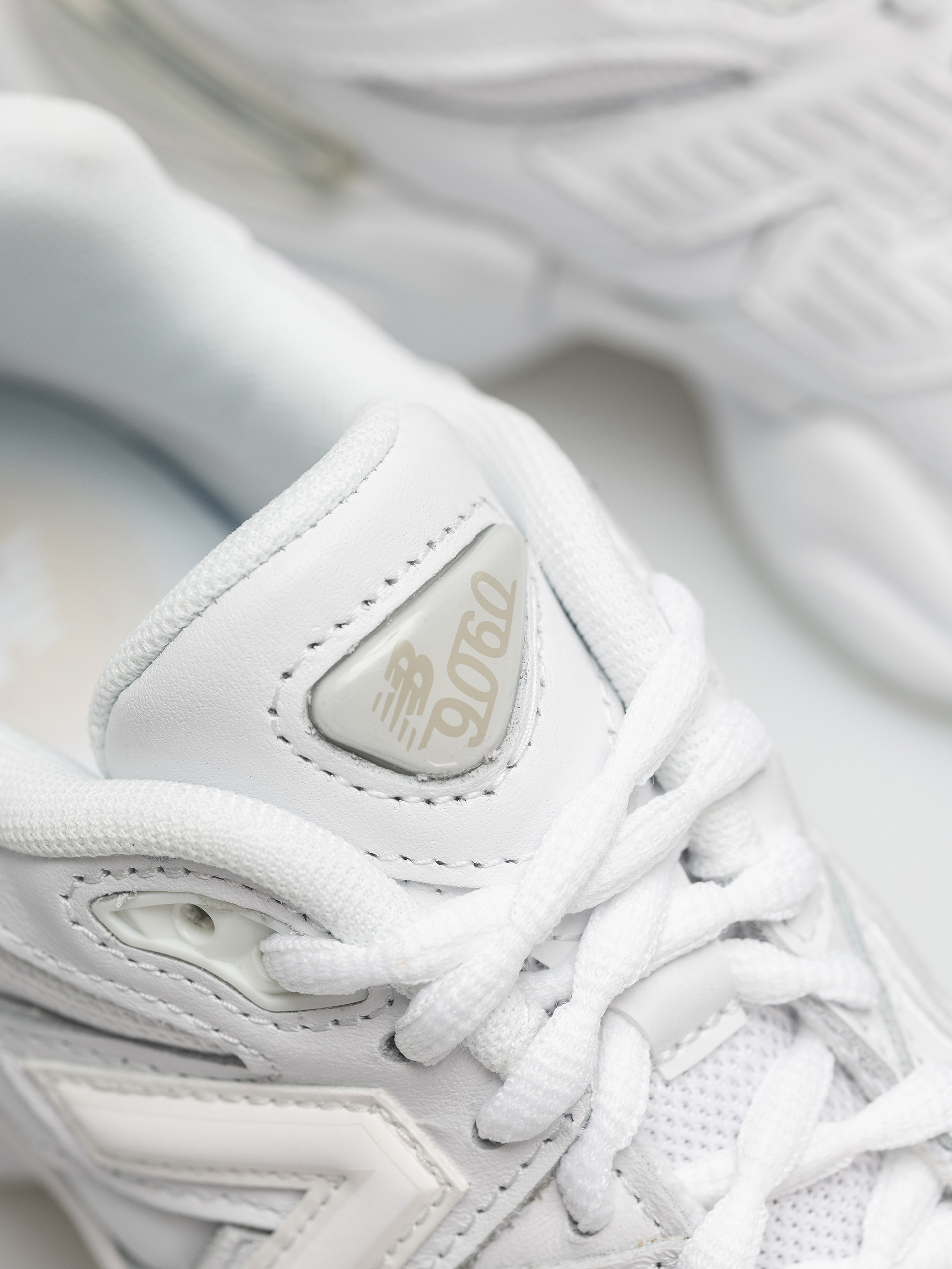 Обувки New Balance 9060 (triple white)