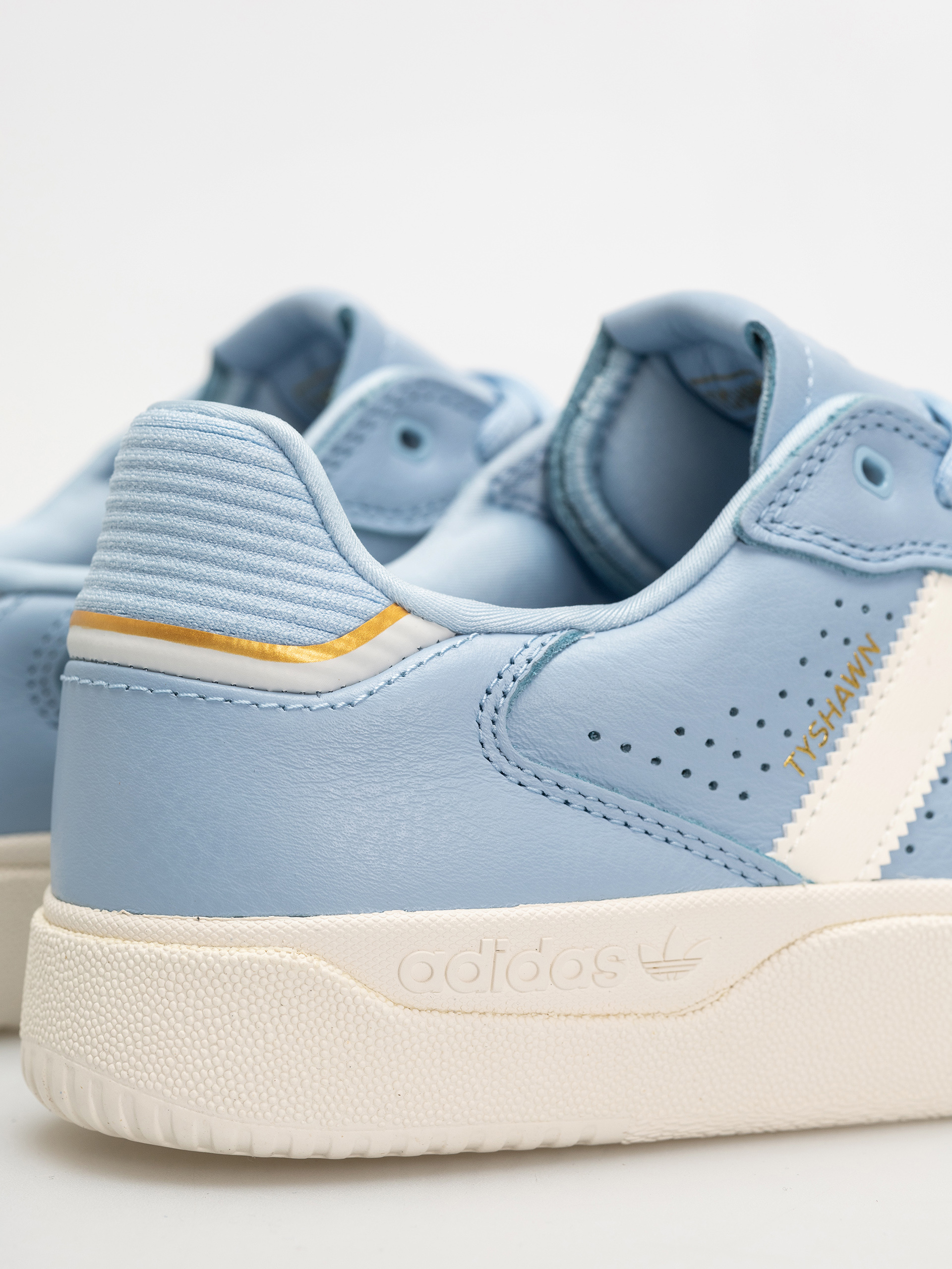 Обувки adidas Tyshawn Low (clesky/cwhite/goldmt)