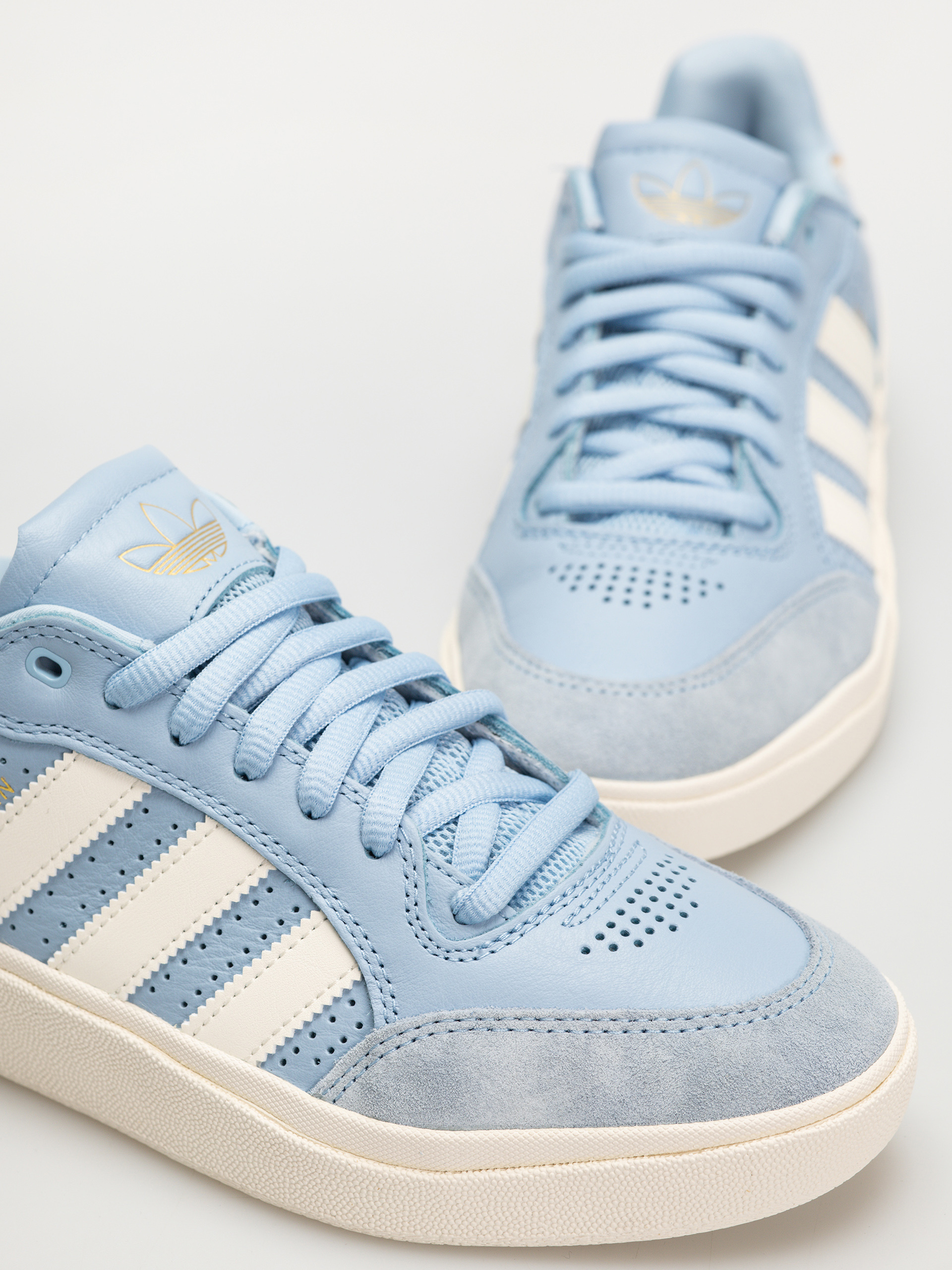 Обувки adidas Tyshawn Low (clesky/cwhite/goldmt)
