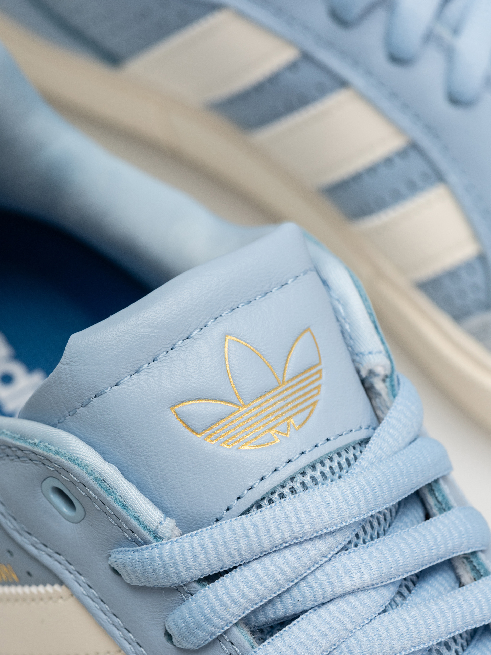 Обувки adidas Tyshawn Low (clesky/cwhite/goldmt)