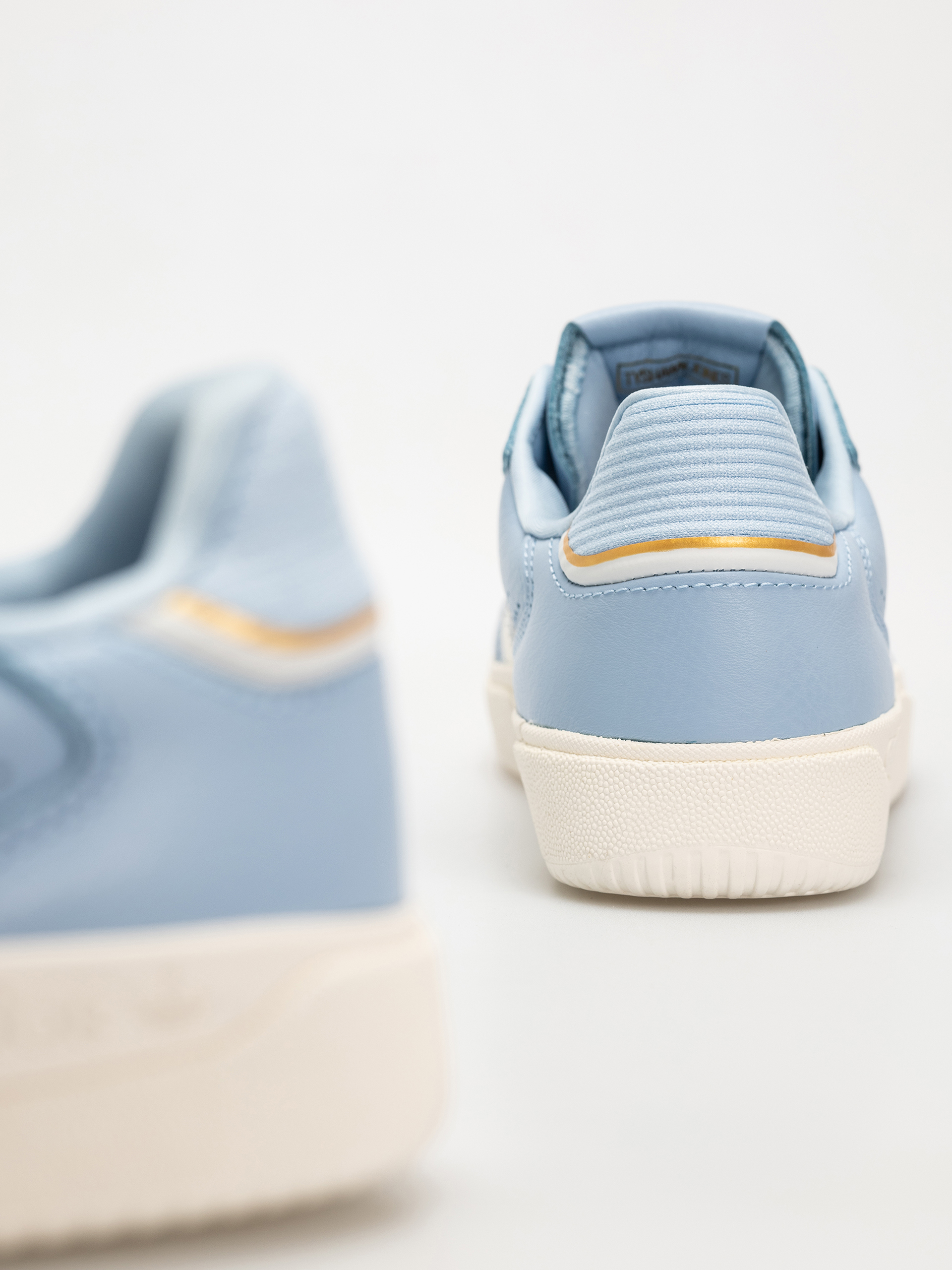 Обувки adidas Tyshawn Low (clesky/cwhite/goldmt)