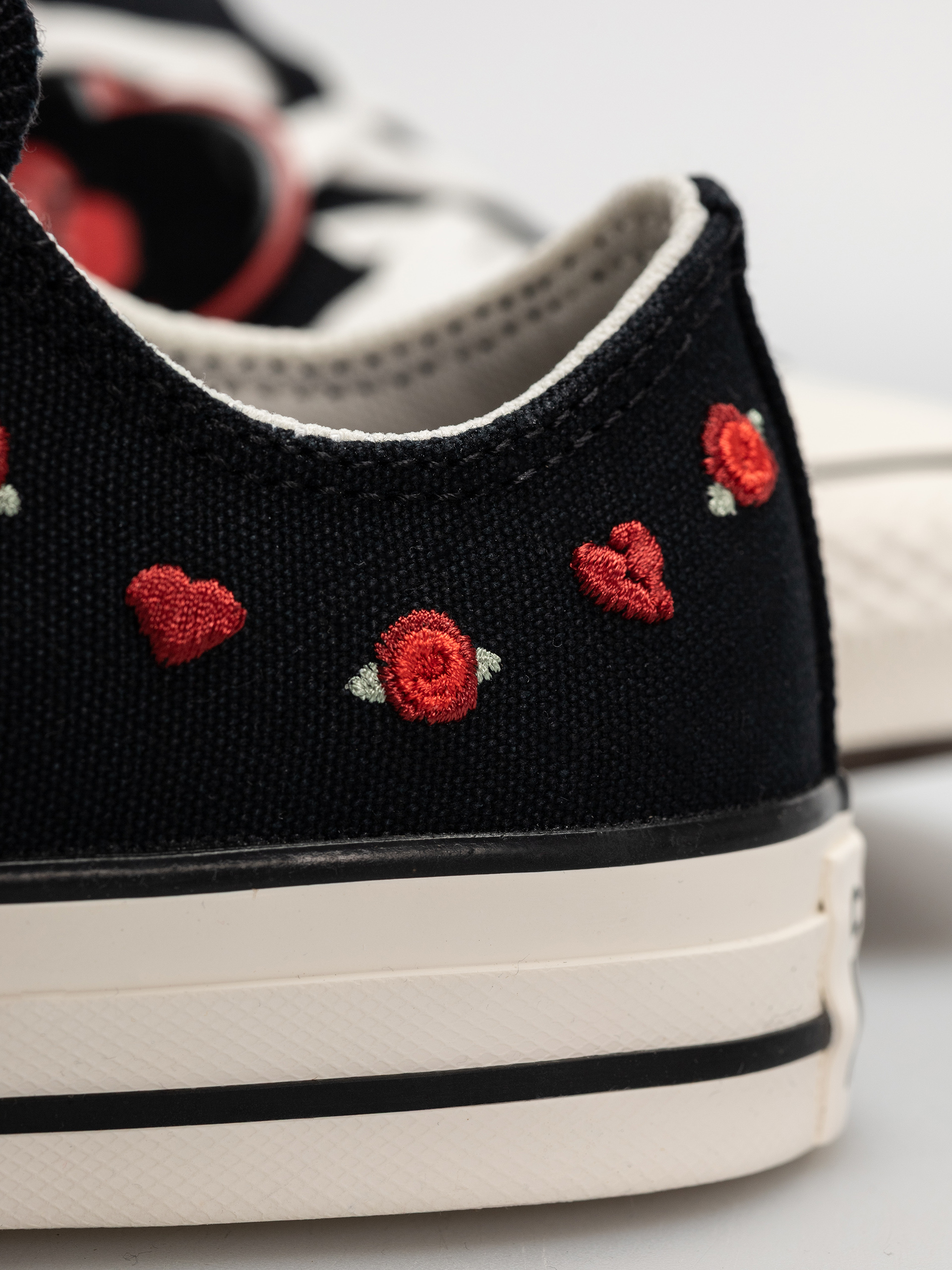 Кецове Converse Chuck Taylor All Star Ox Wmn (black/red/egret)