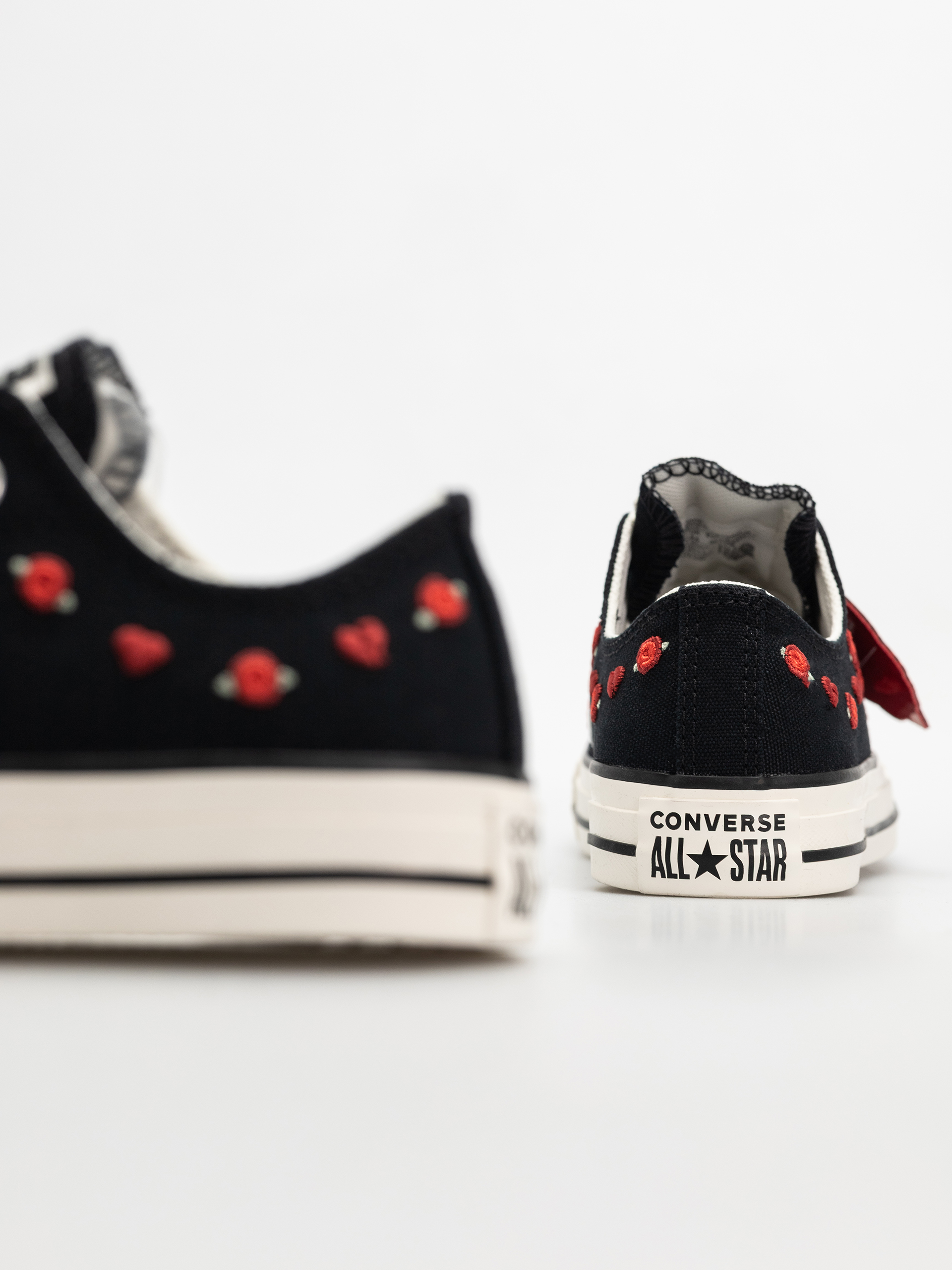 Кецове Converse Chuck Taylor All Star Ox Wmn (black/red/egret)
