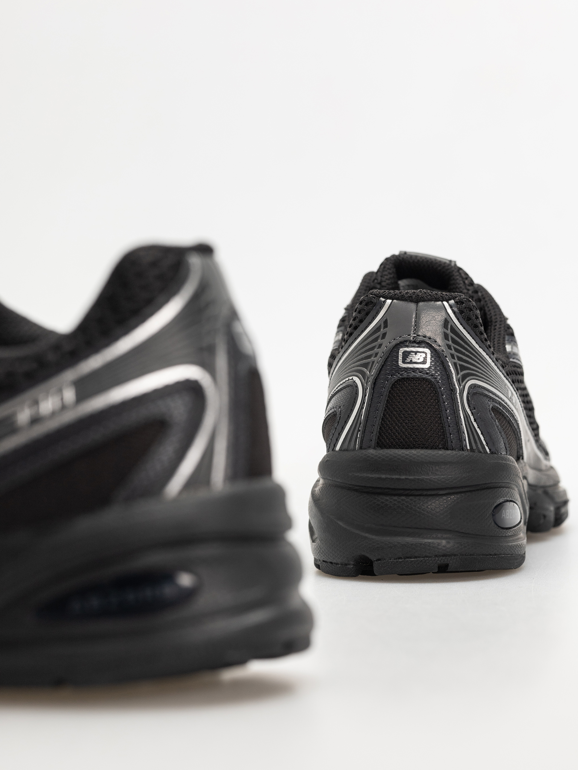 Обувки New Balance 740 (black)