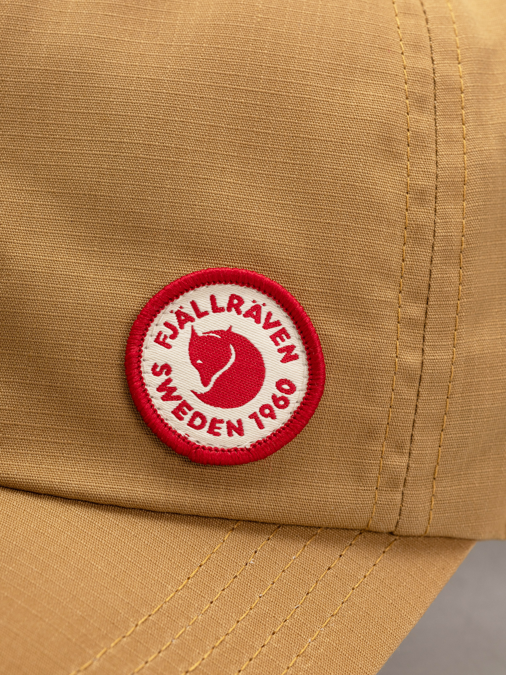 Шапка с козирка Fjallraven Logo (buckwheat brown)