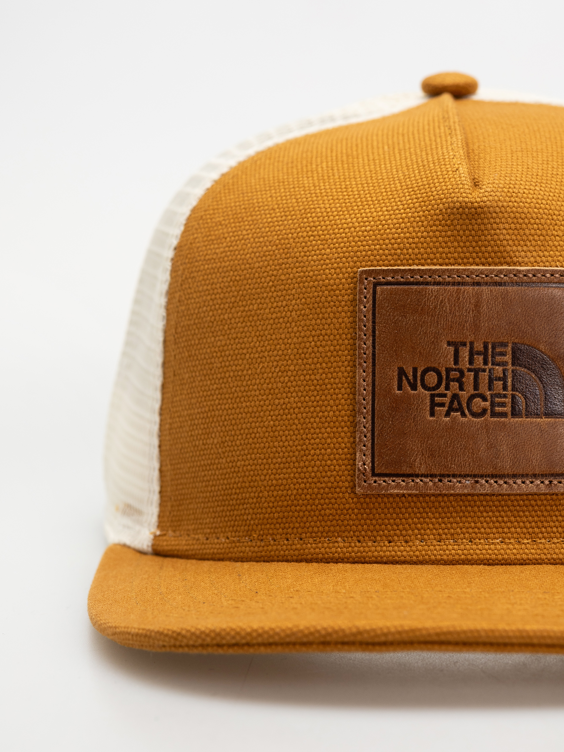 Шапка с козирка The North Face Half Dome Trucker (timber tan/leather patch)