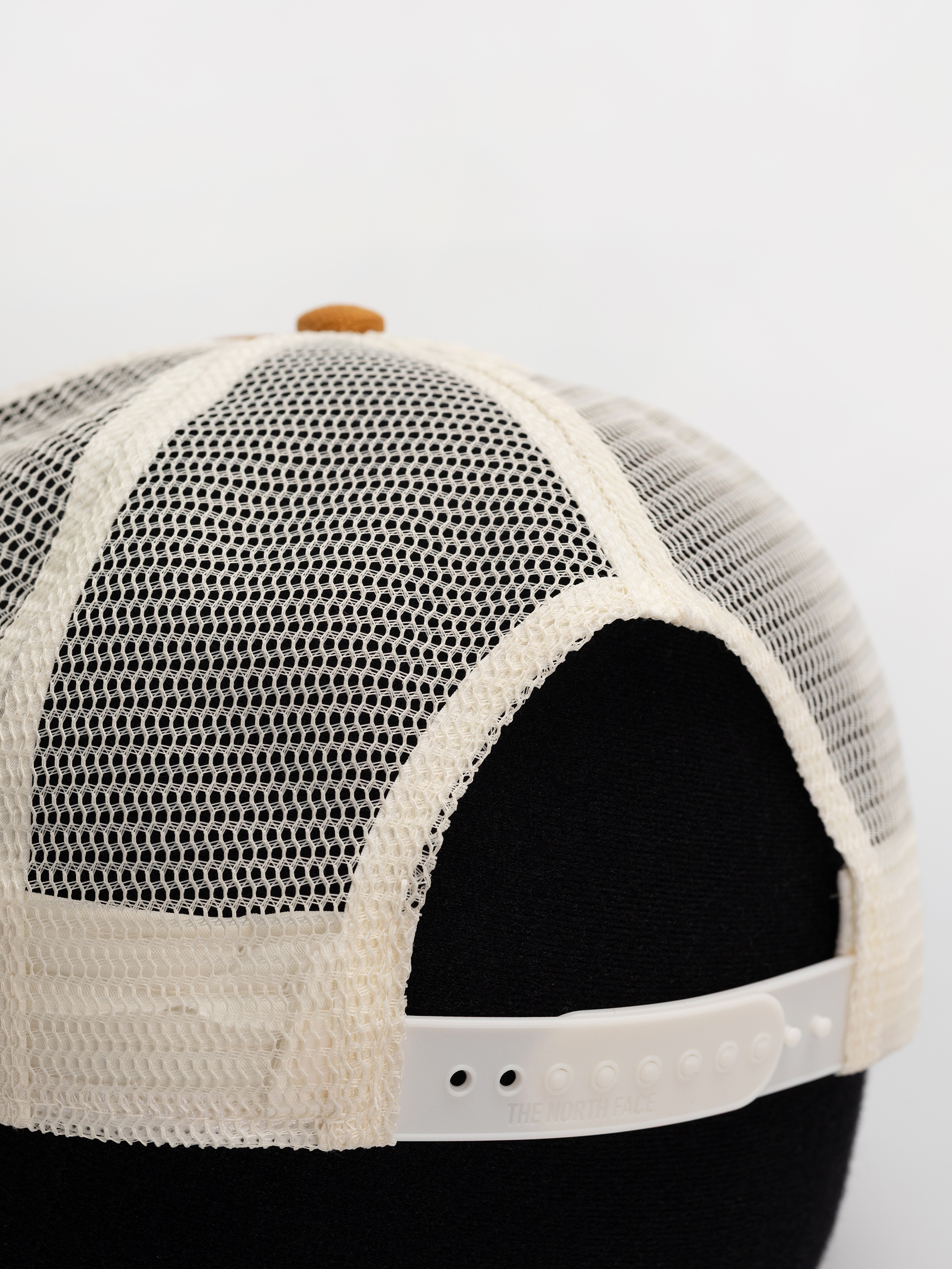 Шапка с козирка The North Face Half Dome Trucker (timber tan/leather patch)