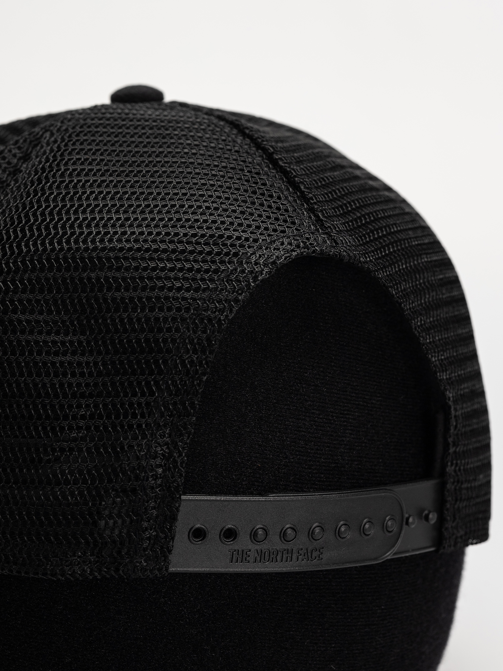 Шапка с козирка The North Face Half Dome Trucker (tnf black/leather patch)