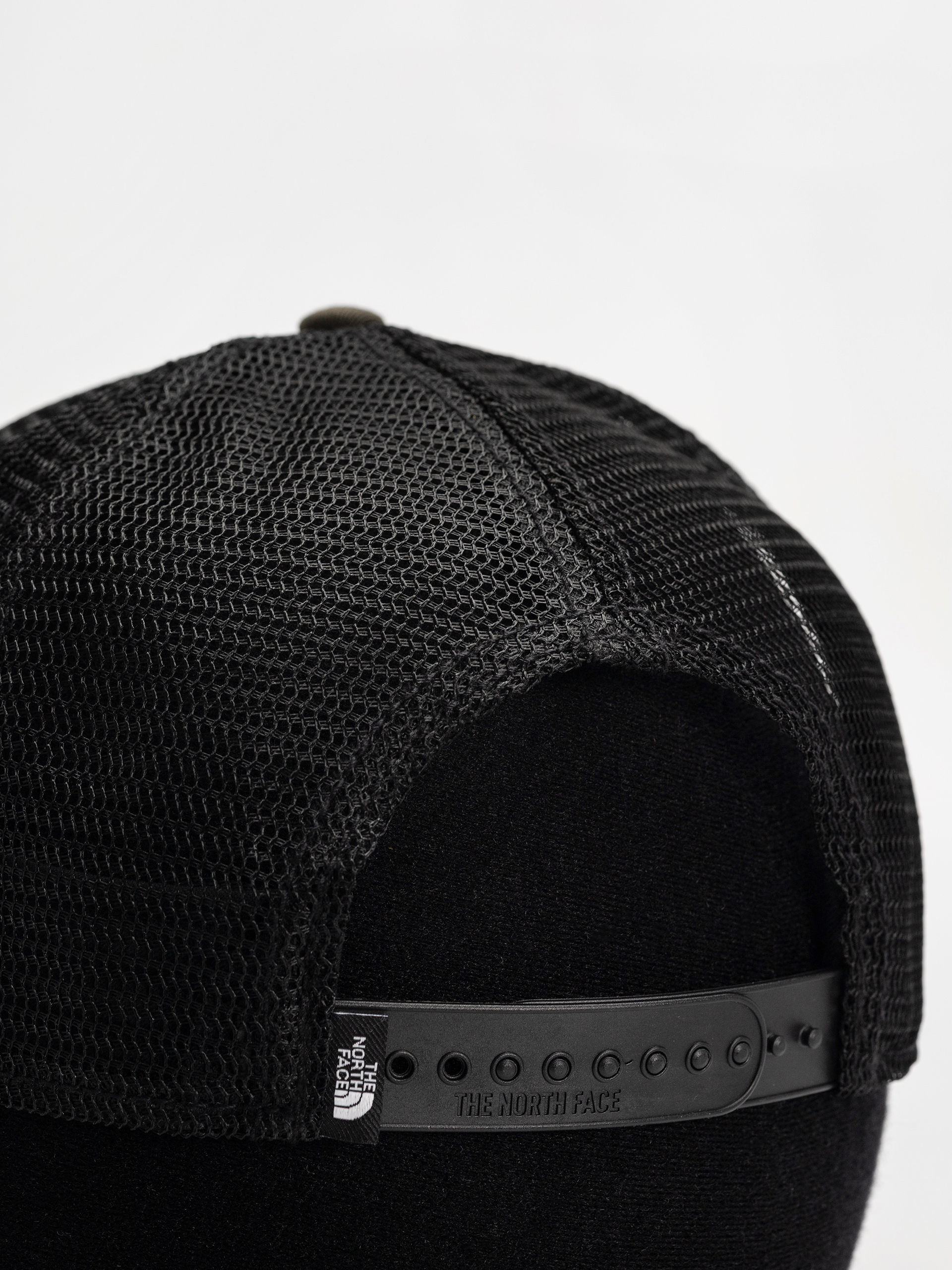 Шапка с козирка The North Face Embroidered Mudder Trucker (new taupe green/bear green)