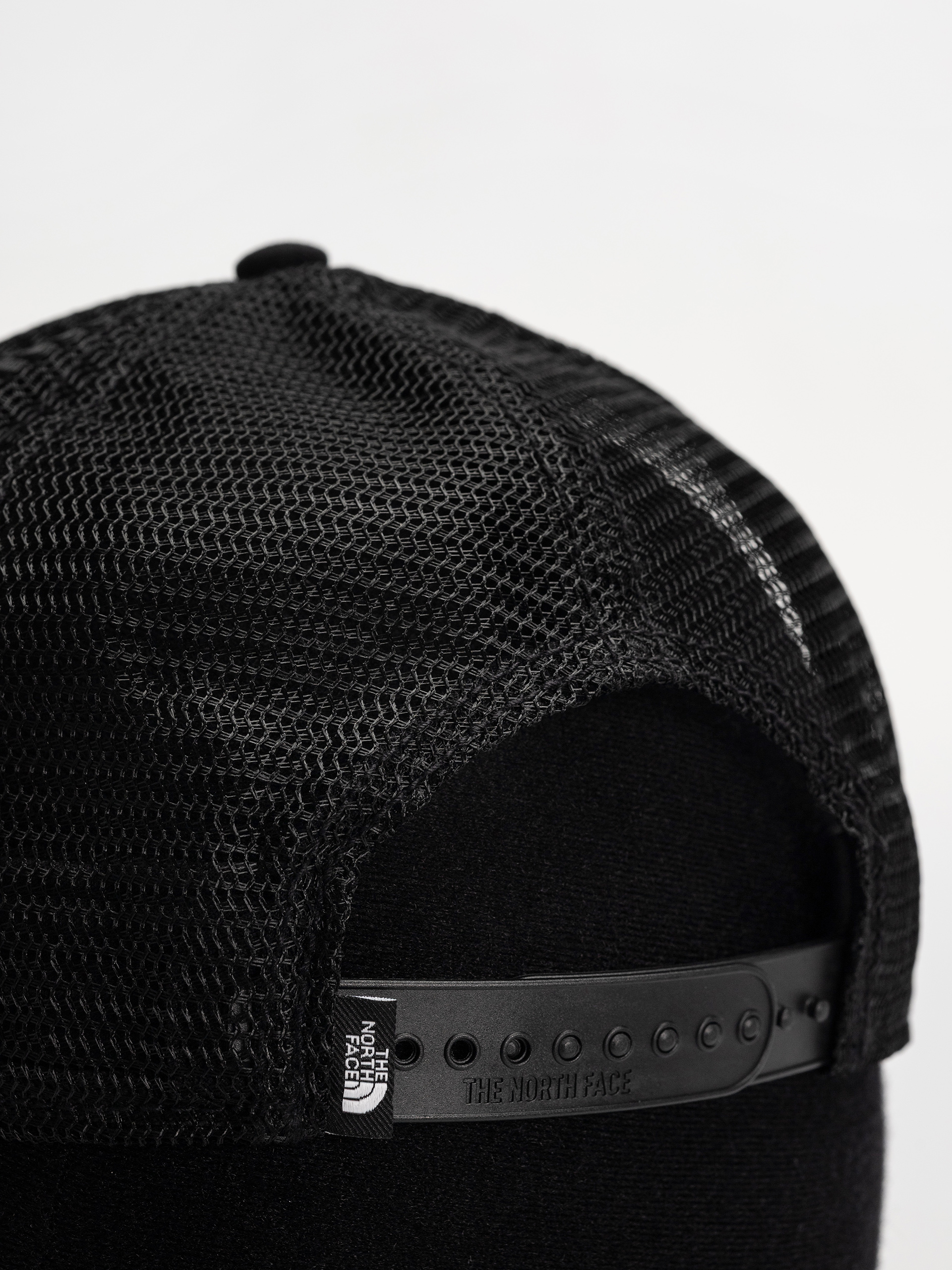 Шапка с козирка The North Face Embroidered Mudder Trucker (tnf black/tnf black/bear green)