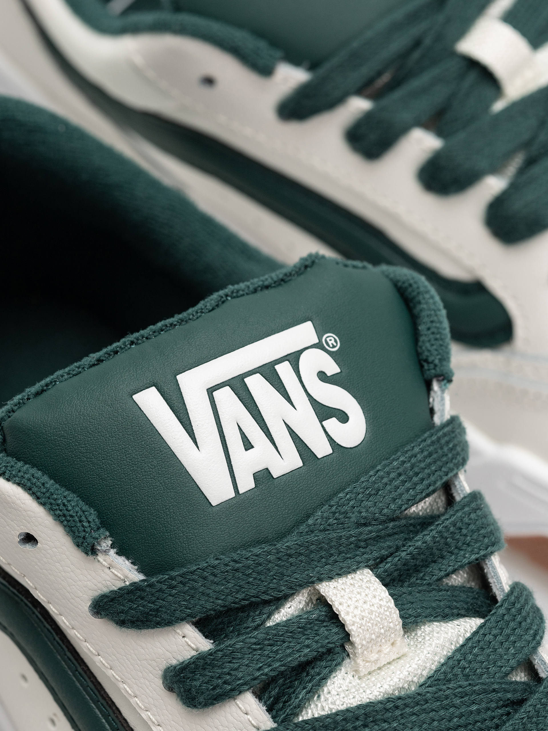 Обувки Vans Hylane (varsity white/green)