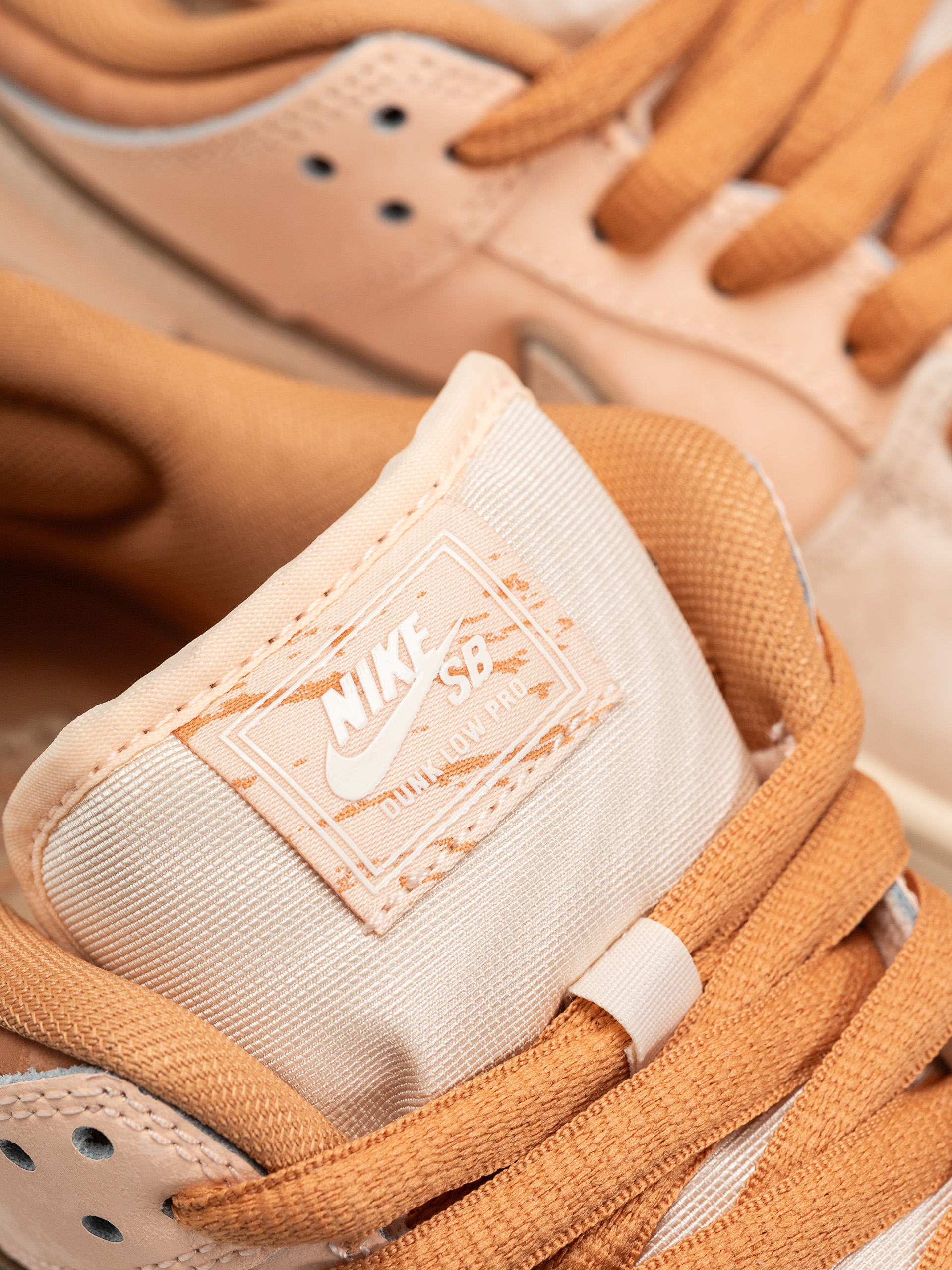 Обувки Nike SB Dunk Low Pro Prm (amber brown/guava ice crimson tint hemp)