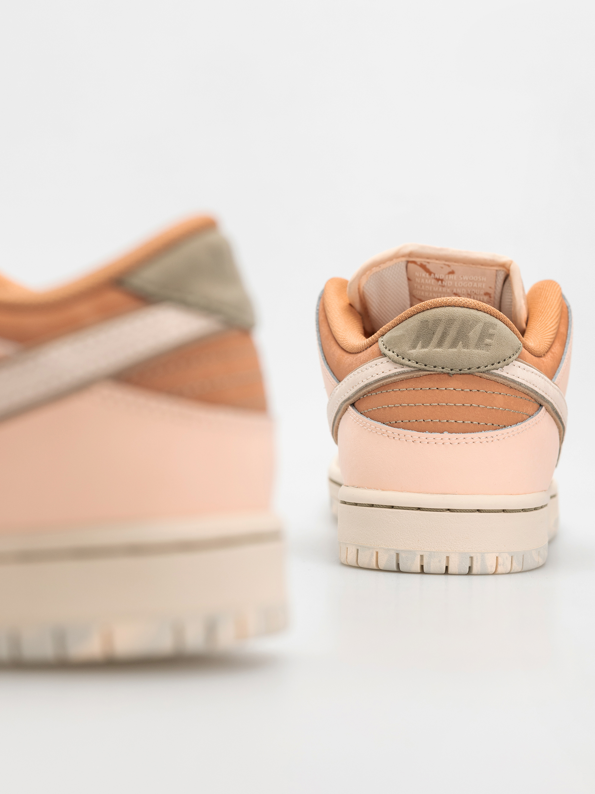Обувки Nike SB Dunk Low Pro Prm (amber brown/guava ice crimson tint hemp)