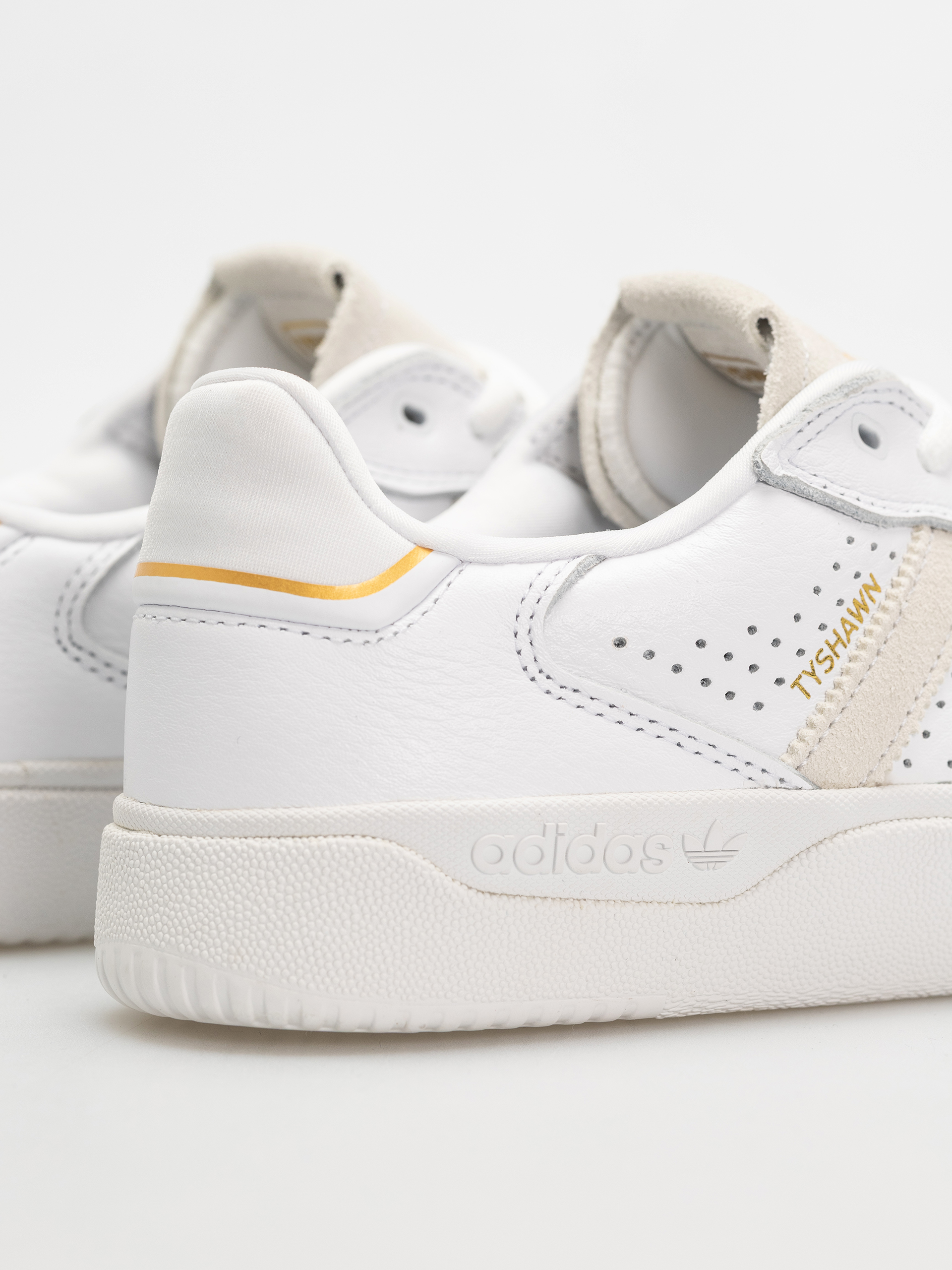 Обувки adidas Tyshawn Low (ftwwht/ftwwht/goldmt)