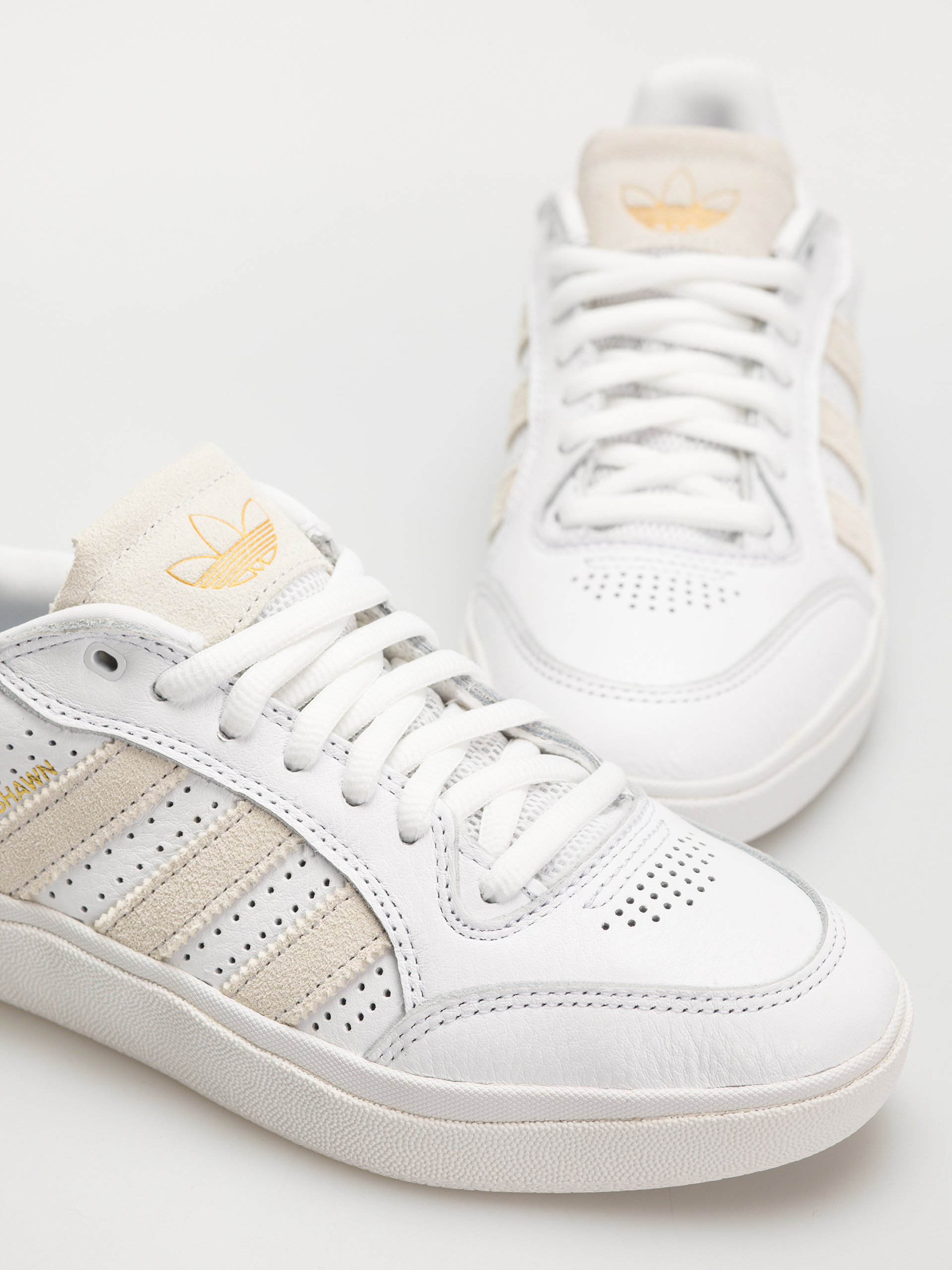 Обувки adidas Tyshawn Low (ftwwht/ftwwht/goldmt)
