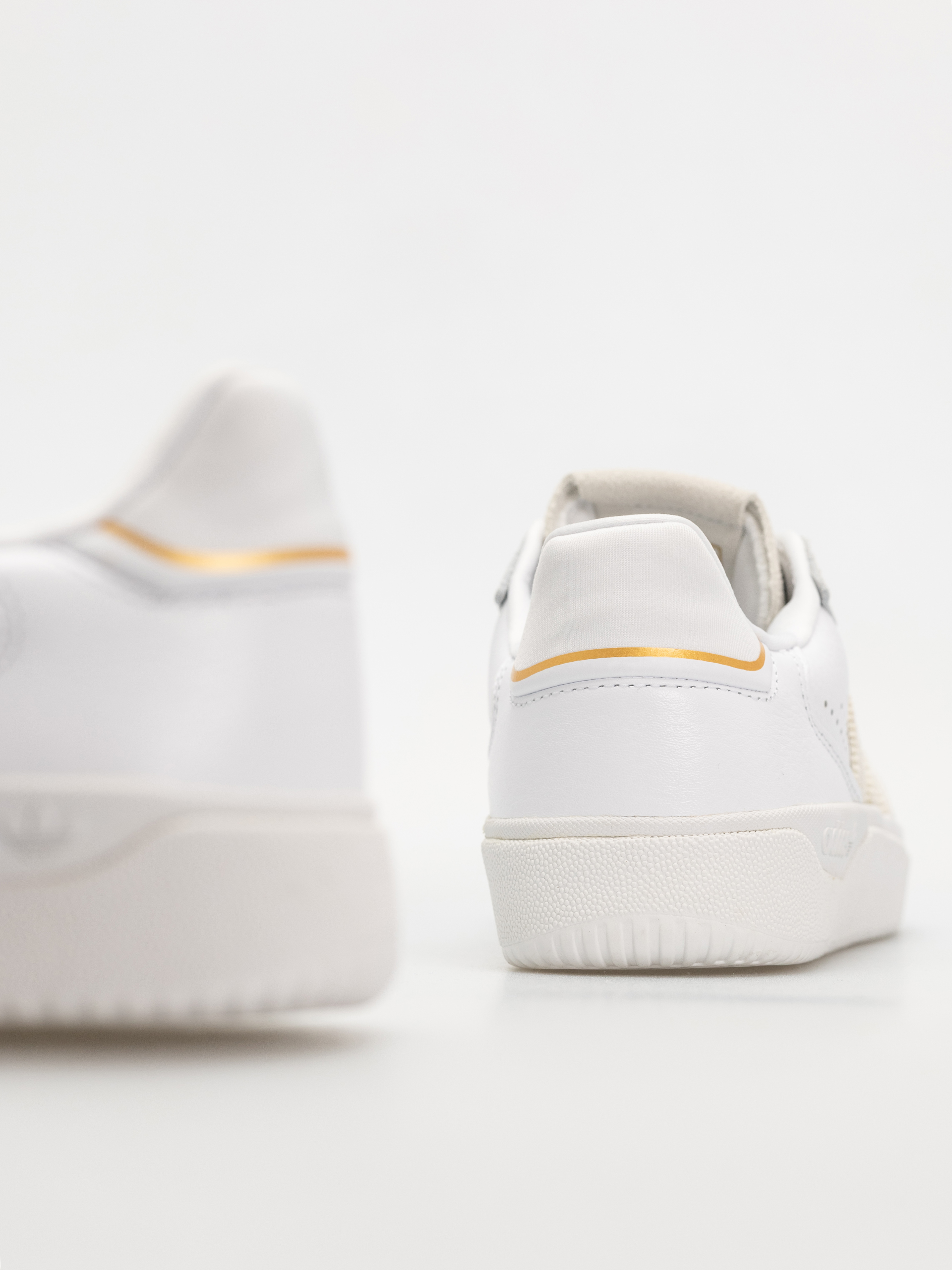 Обувки adidas Tyshawn Low (ftwwht/ftwwht/goldmt)