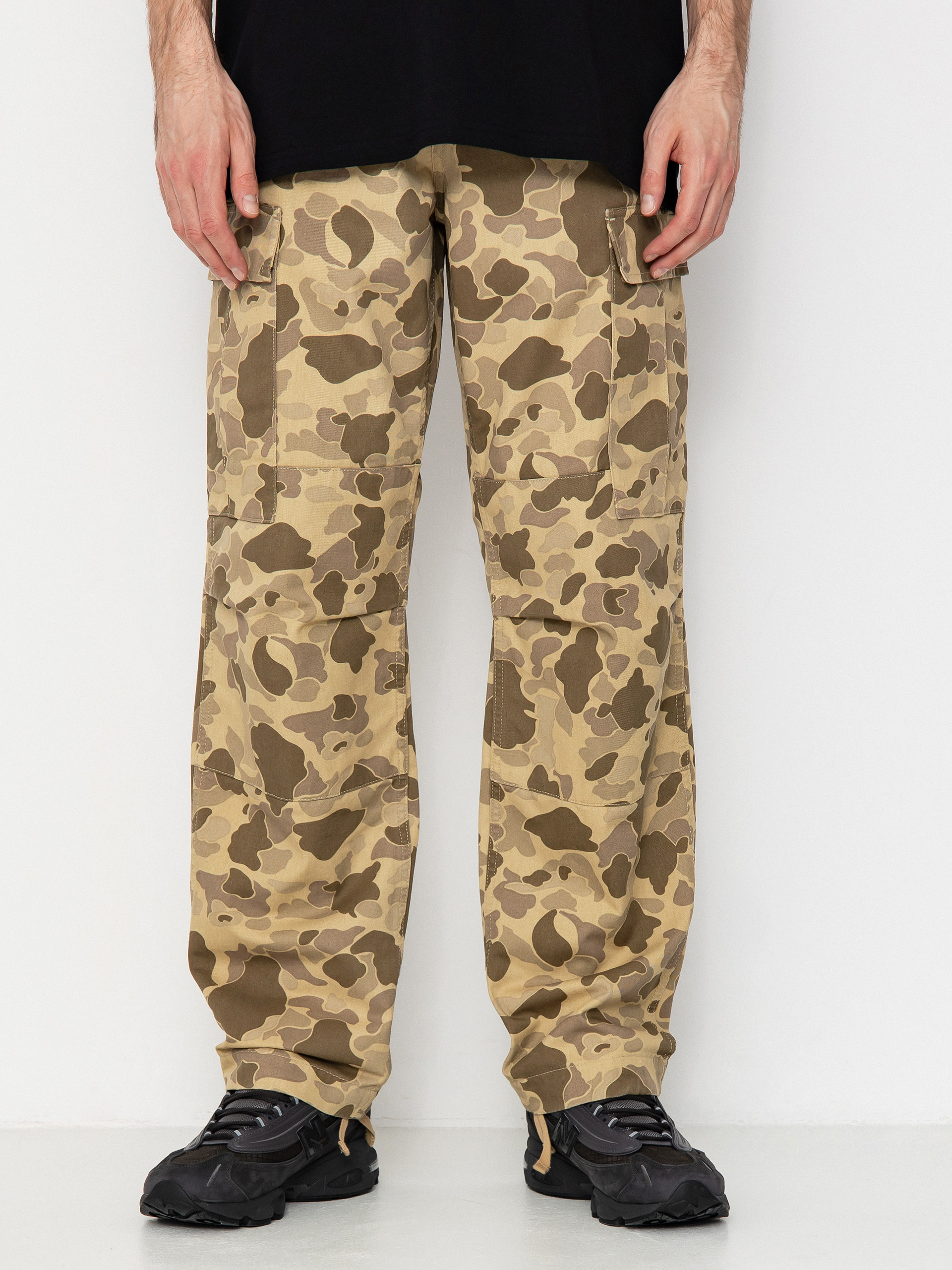 u041fu0430u043du0442u0430u043bu043eu043du0438 Carhartt WIP Regular Cargo (camo duck/desert)