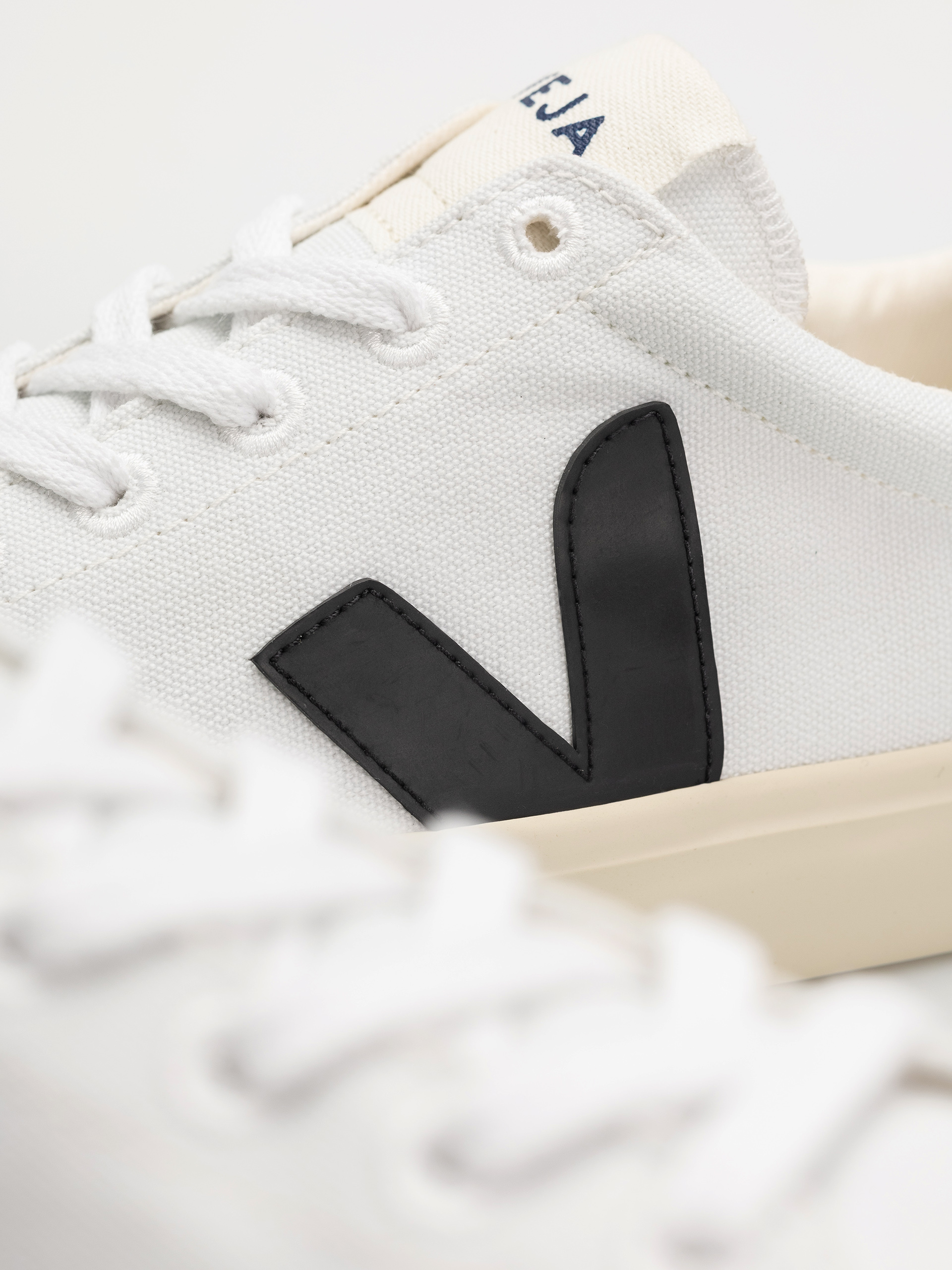 Обувки Veja Campo Canvas Wmn (white black)