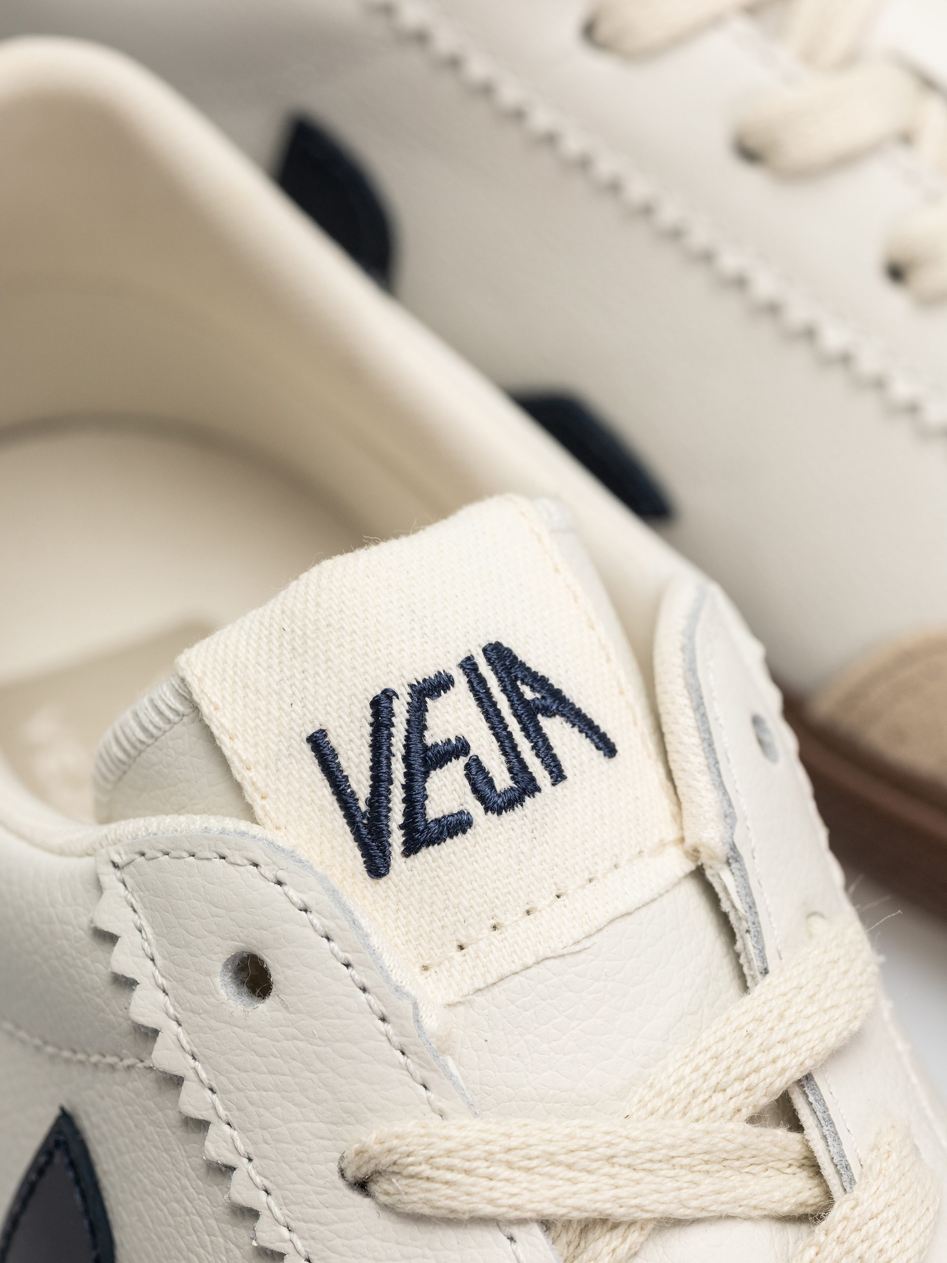 Обувки Veja Volley Wmn (white nautico bark)