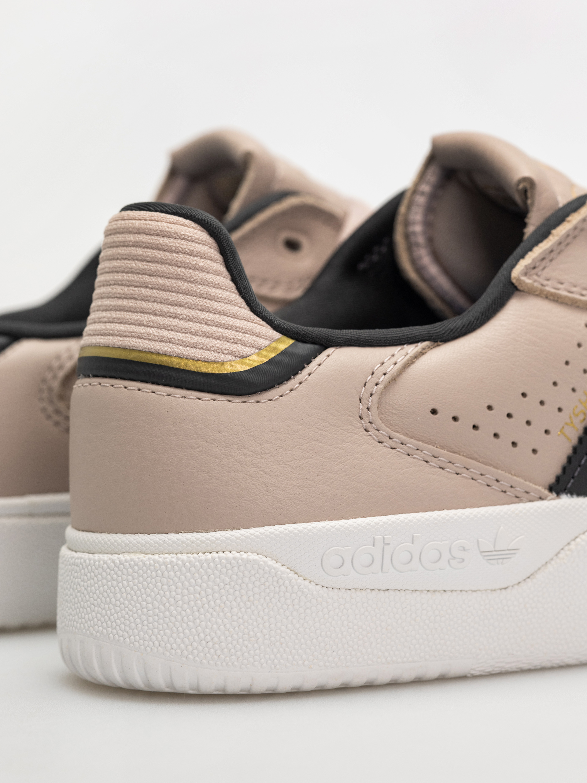 Обувки adidas Tyshawn Low (wontau/carbon/goldmt)