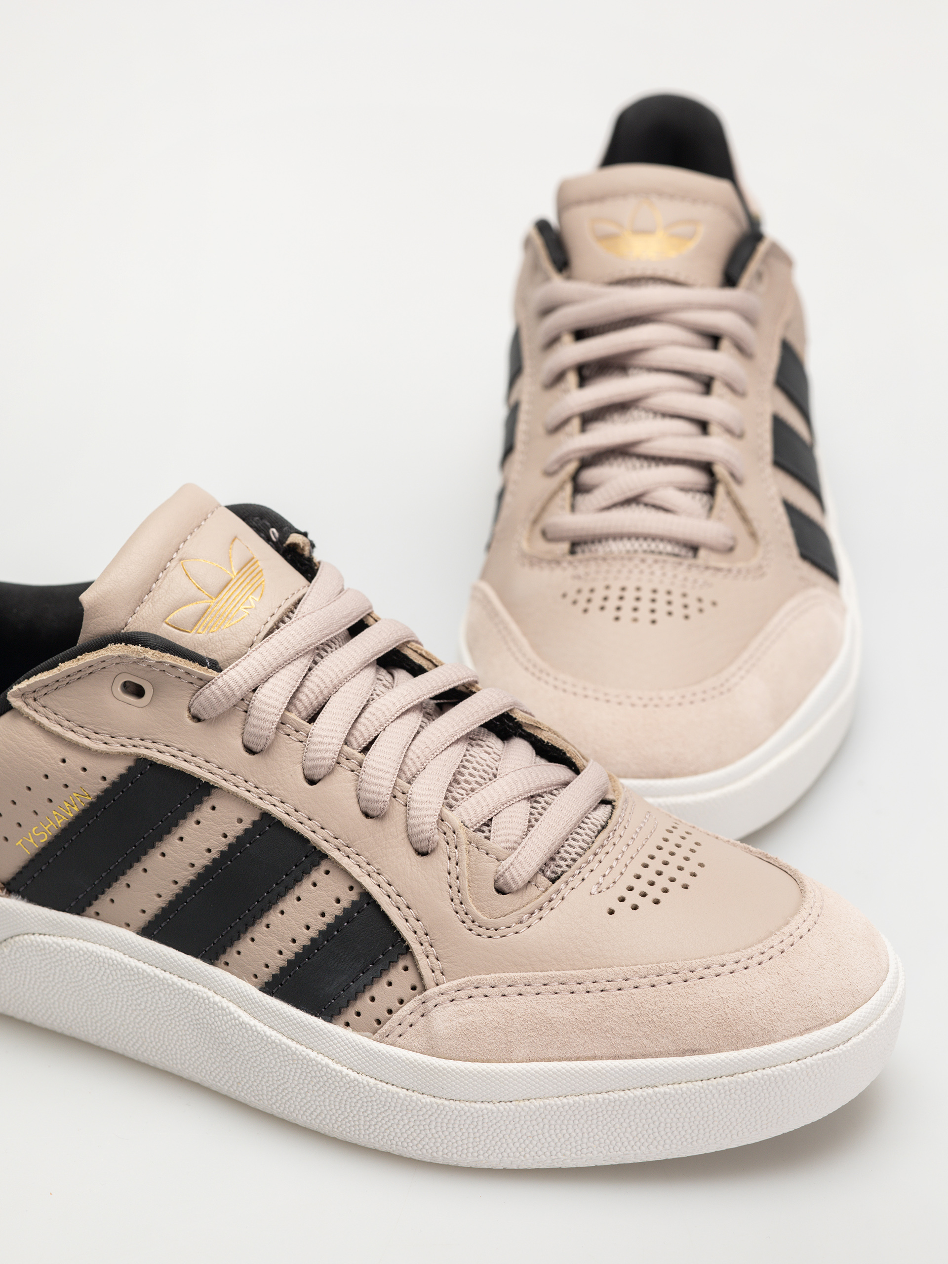 Обувки adidas Tyshawn Low (wontau/carbon/goldmt)