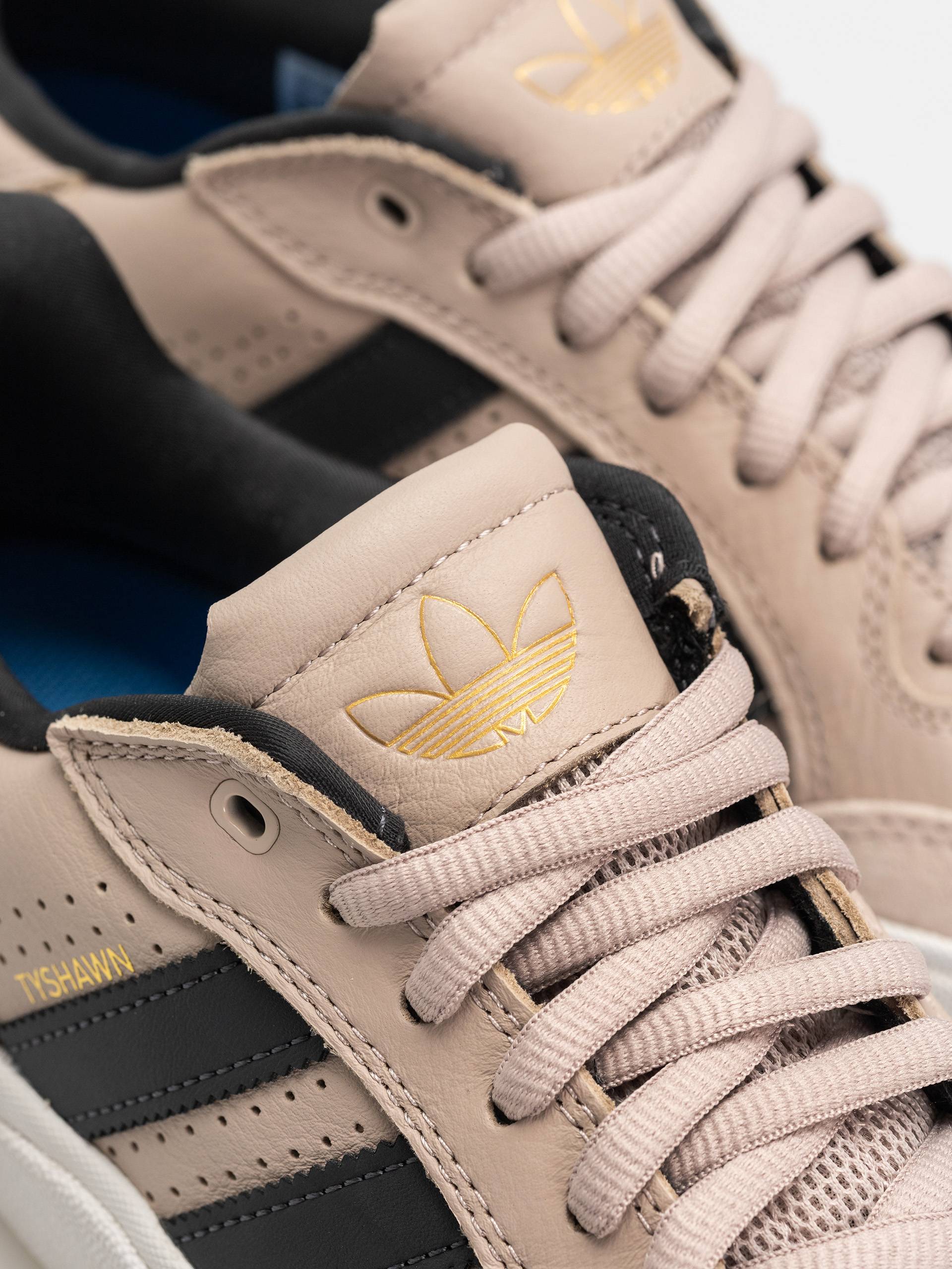 Обувки adidas Tyshawn Low (wontau/carbon/goldmt)