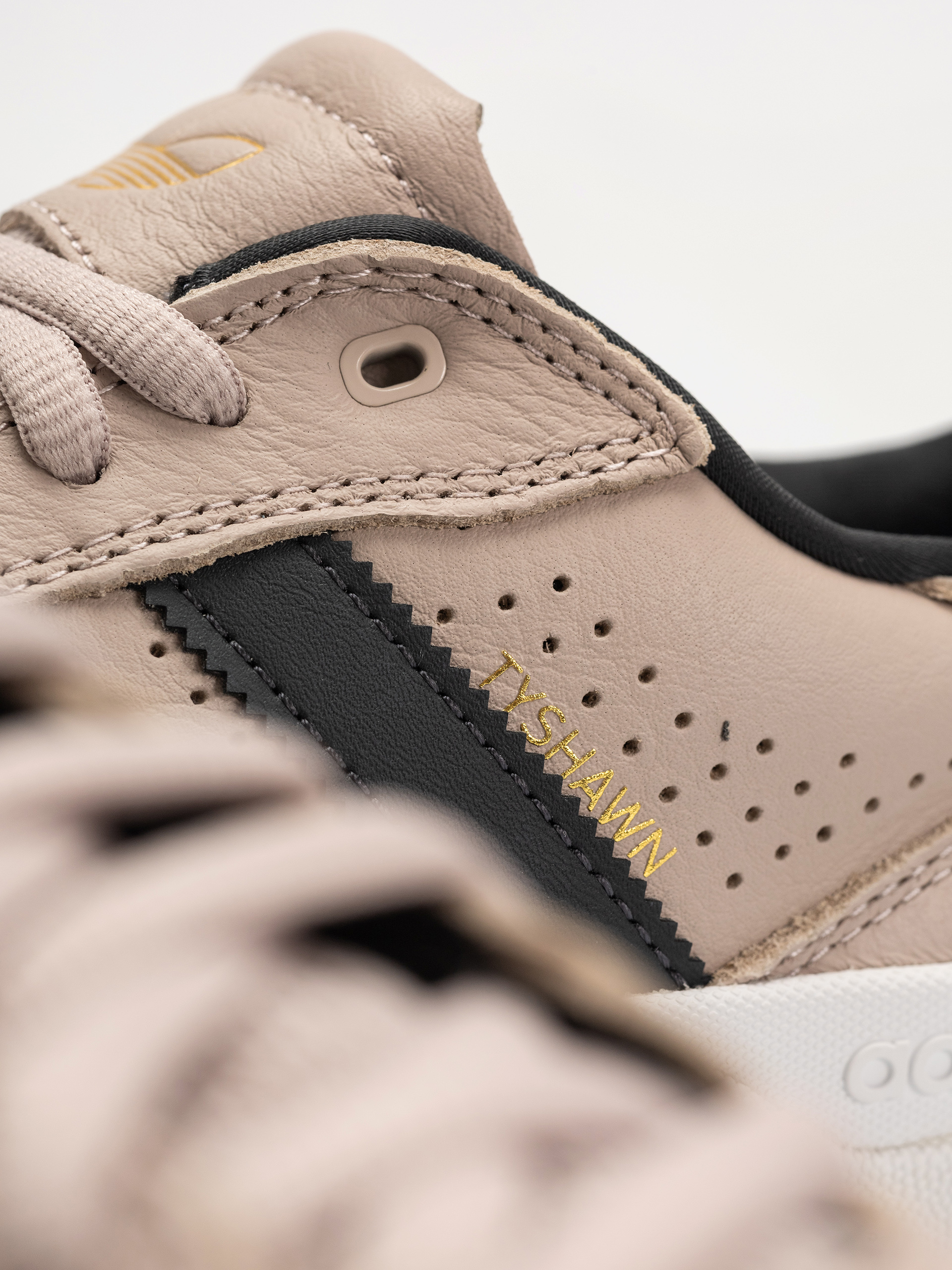 Обувки adidas Tyshawn Low (wontau/carbon/goldmt)