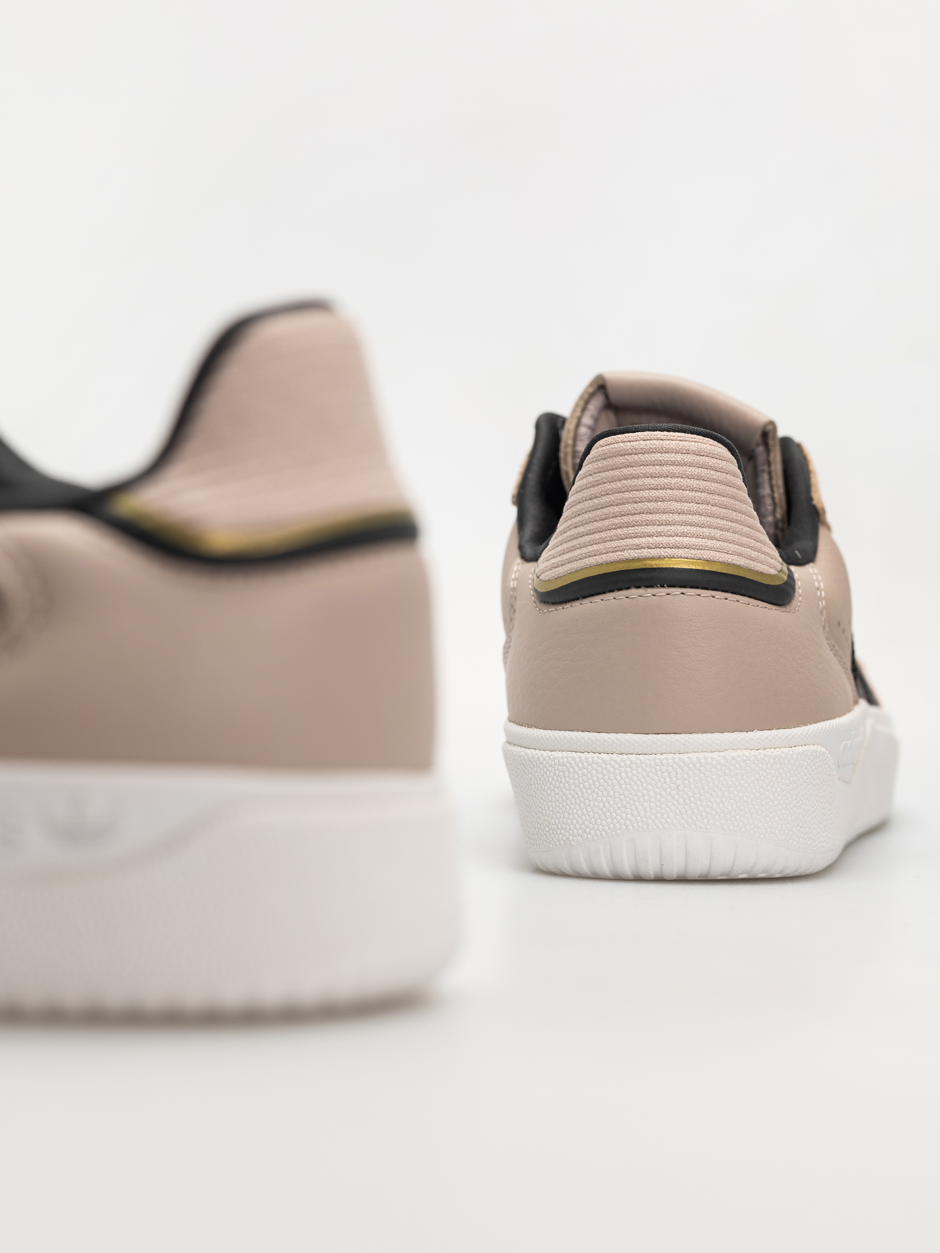 Обувки adidas Tyshawn Low (wontau/carbon/goldmt)