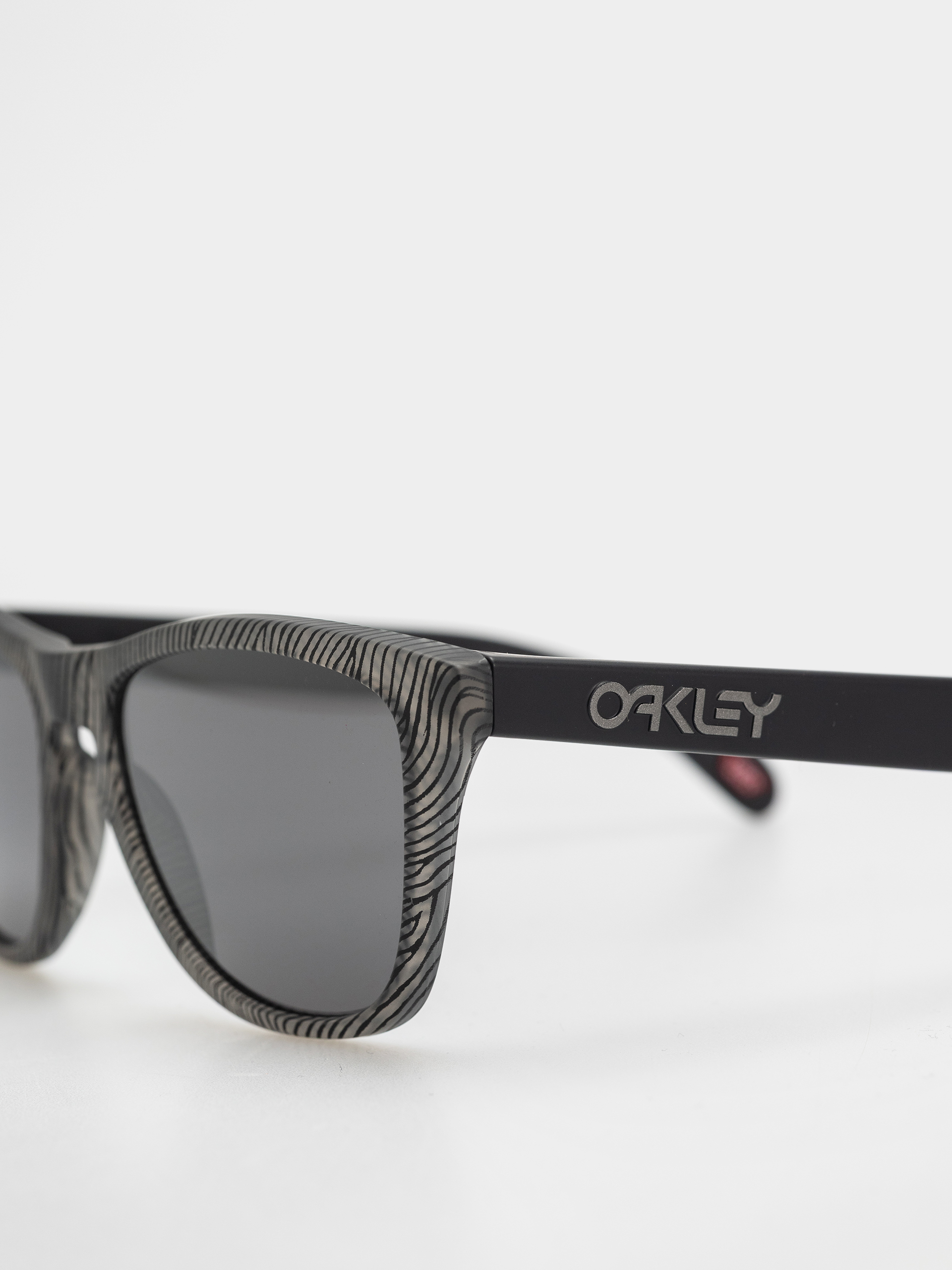 Слънчеви очила Oakley Frogskins (matte grey ink fingerprint/prizm black)
