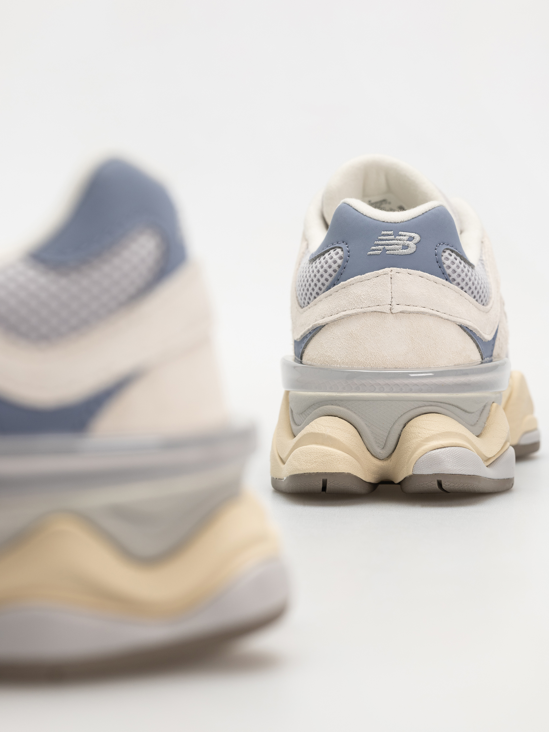 Обувки New Balance 9060 (pearl grey)