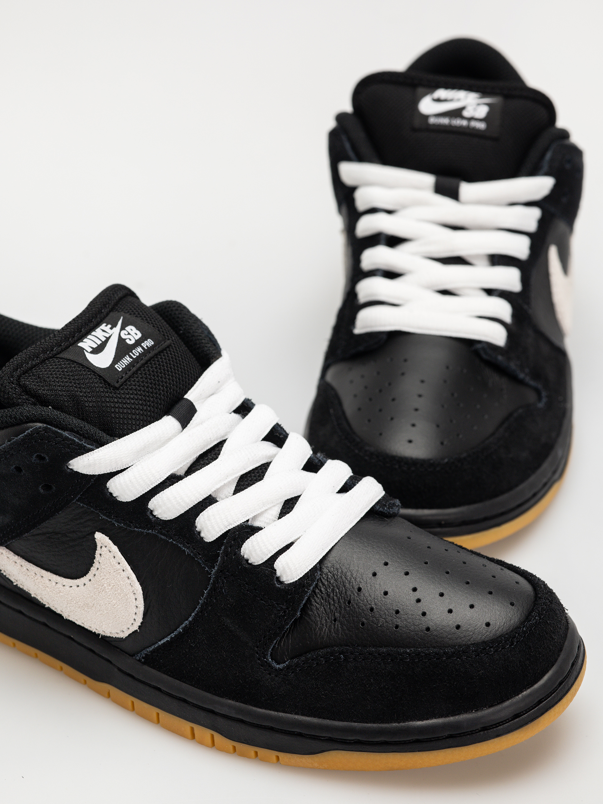 Обувки Nike SB Dunk Low Pro (black/white black gum light brown)