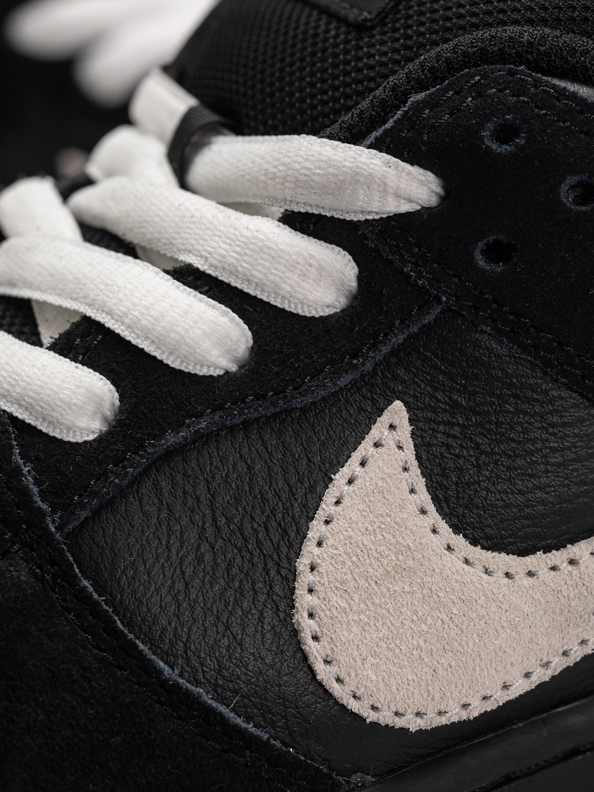 Обувки Nike SB Dunk Low Pro (black/white black gum light brown)