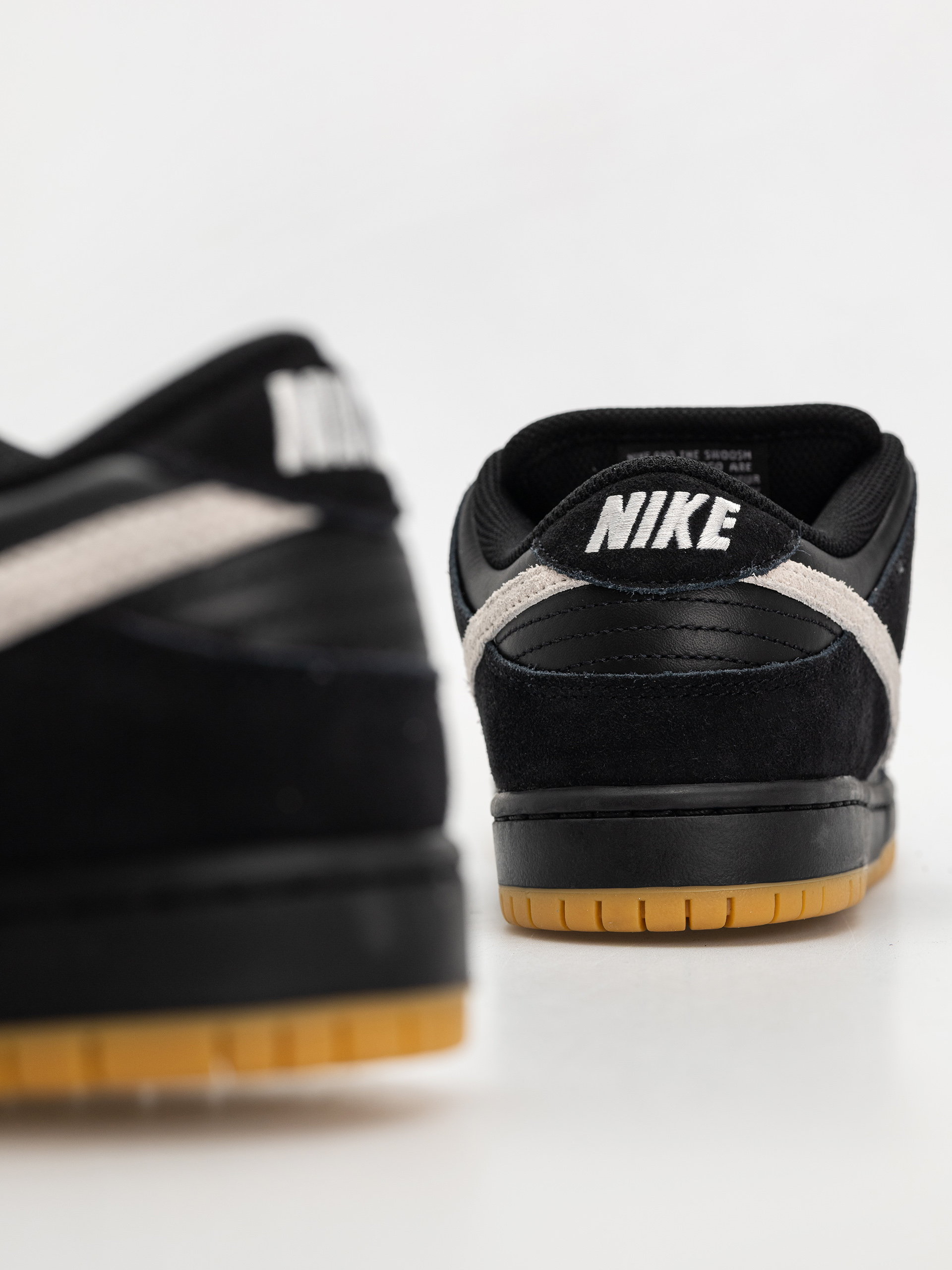 Обувки Nike SB Dunk Low Pro (black/white black gum light brown)