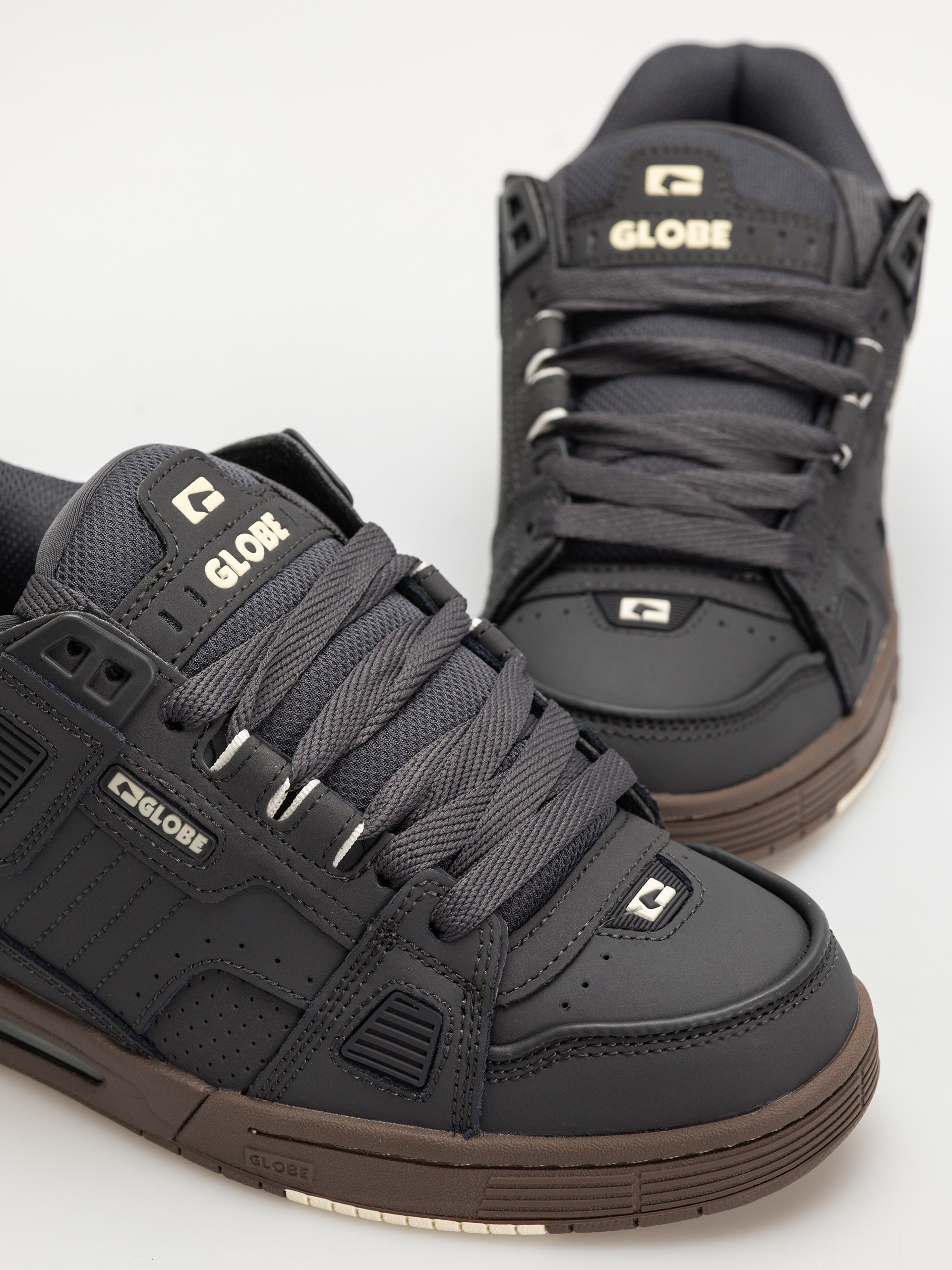 Обувки Globe Sabre (lead/gum)