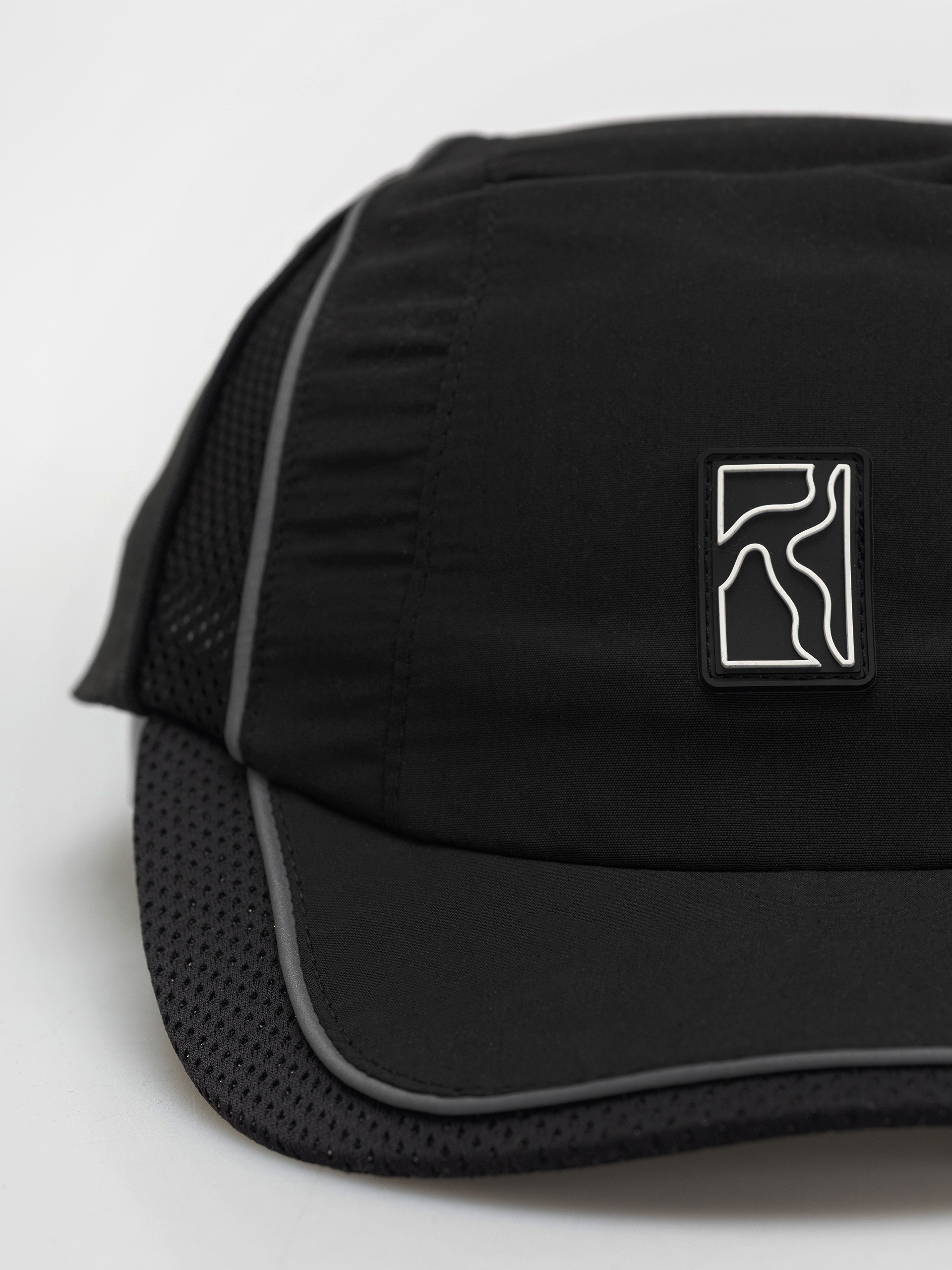Шапка с козирка Poetic Collective Classic (black)