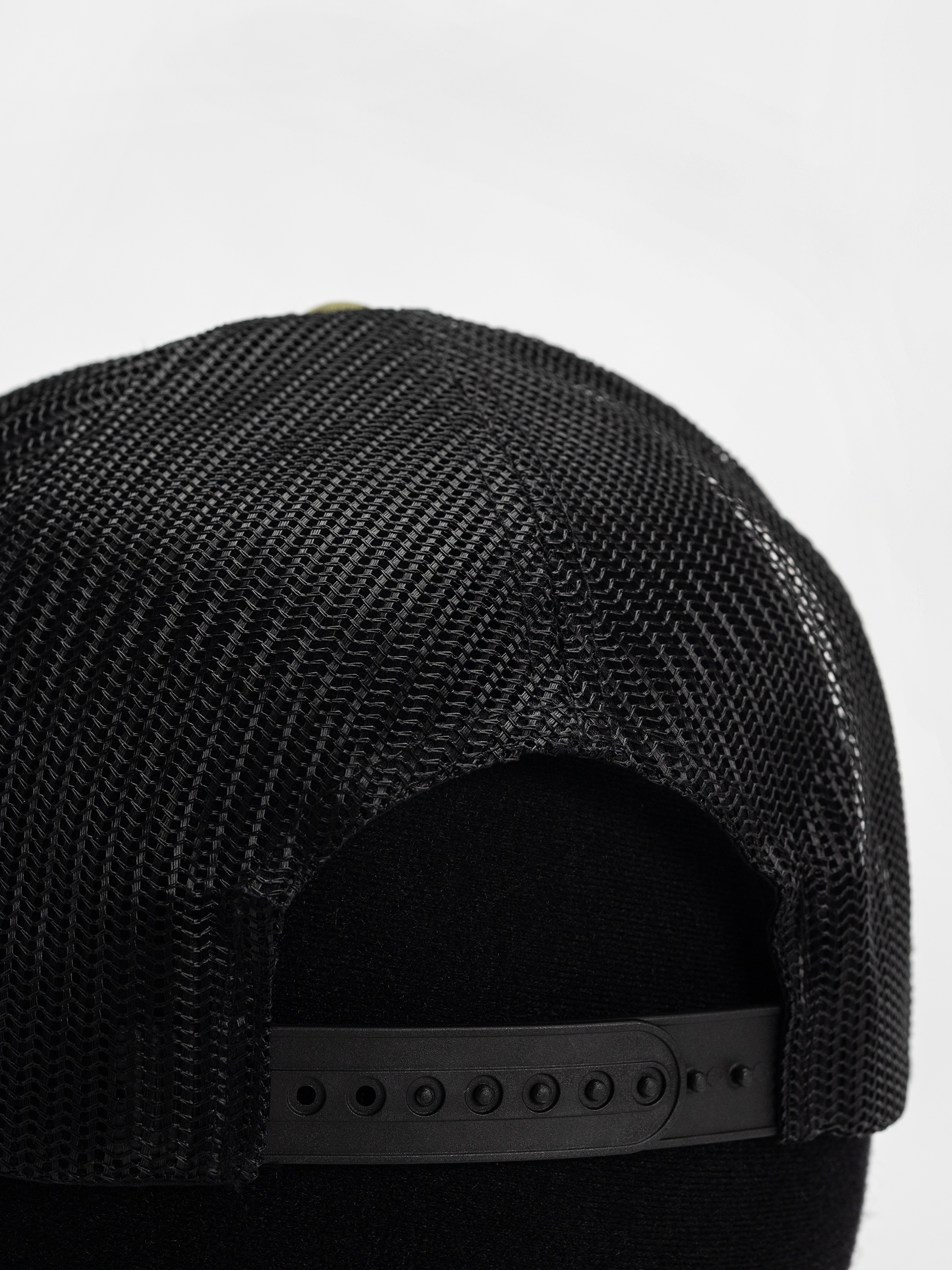 Шапка с козирка Circa C1rcle Trucker (military/red)