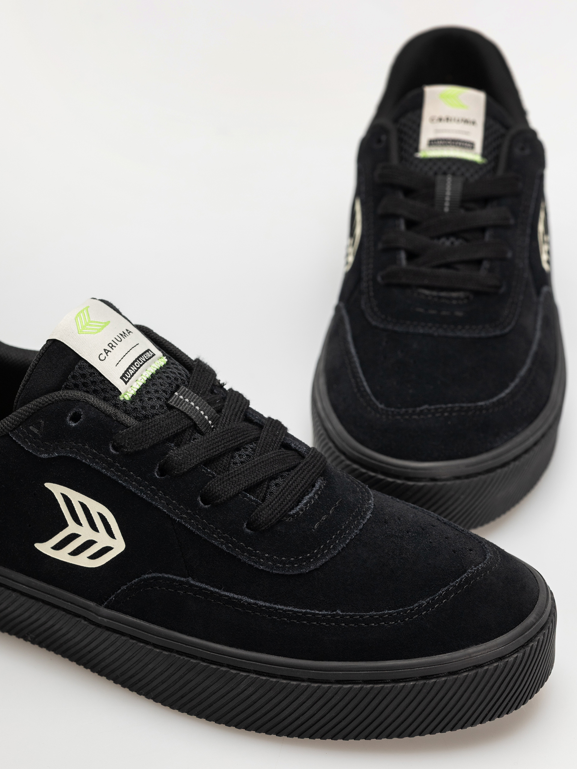 Обувки Cariuma Luan Pro (all black suede ivory logo)