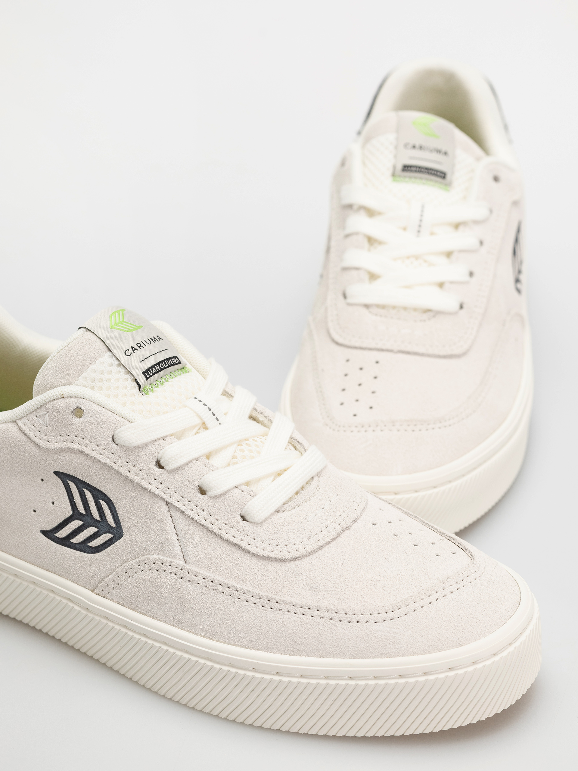 Обувки Cariuma Luan Pro (smoke white suede black logo)