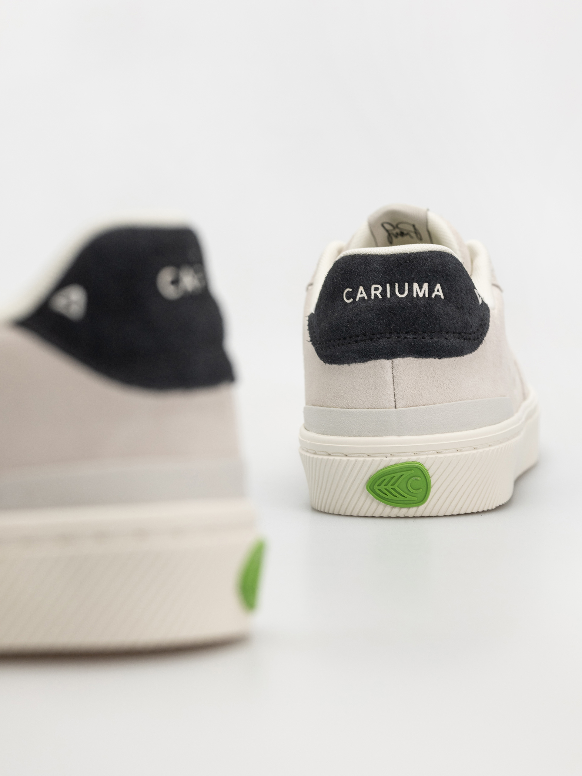 Обувки Cariuma Luan Pro (smoke white suede black logo)