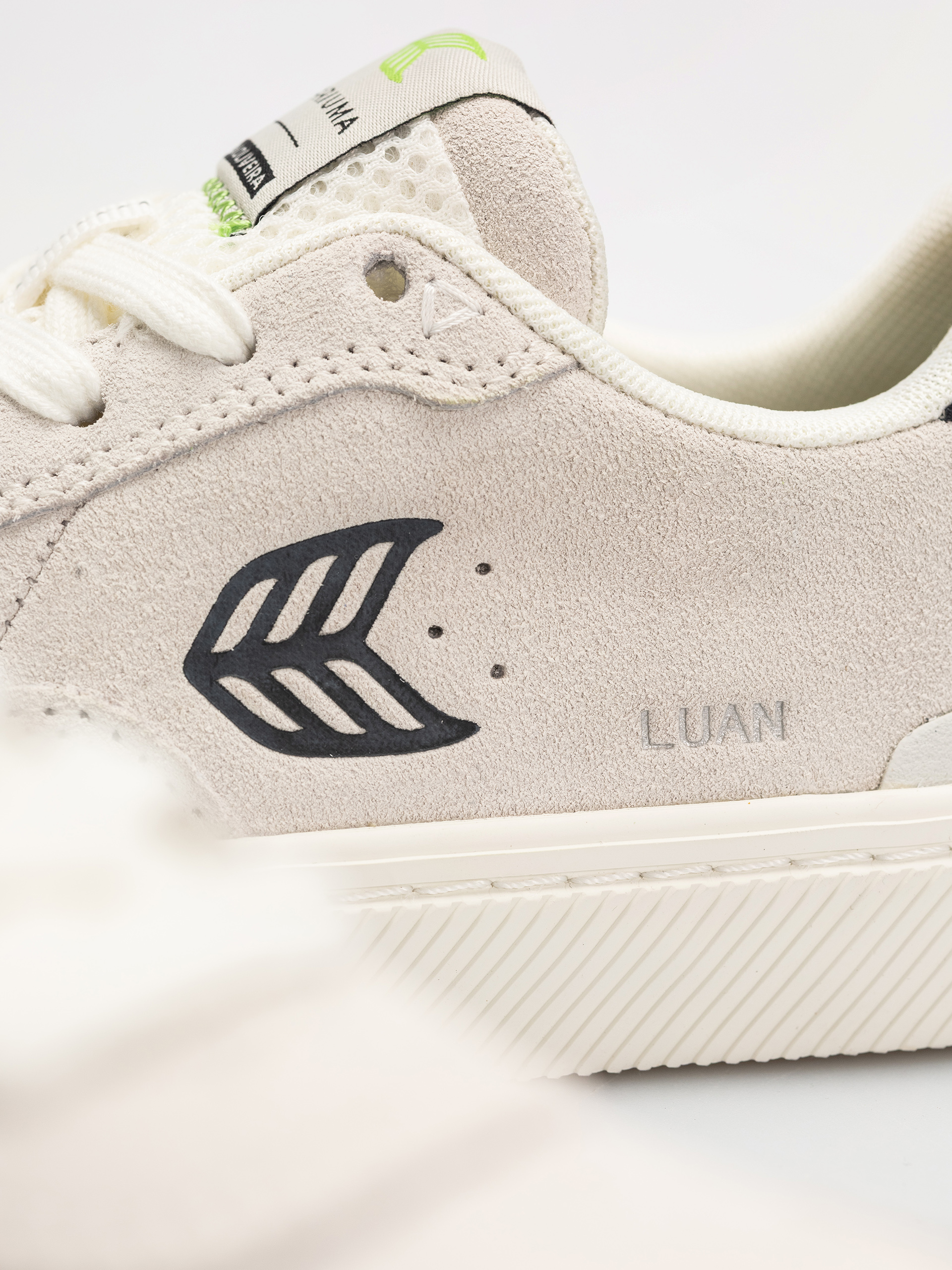 Обувки Cariuma Luan Pro Wmn (smoke white suede black logo)