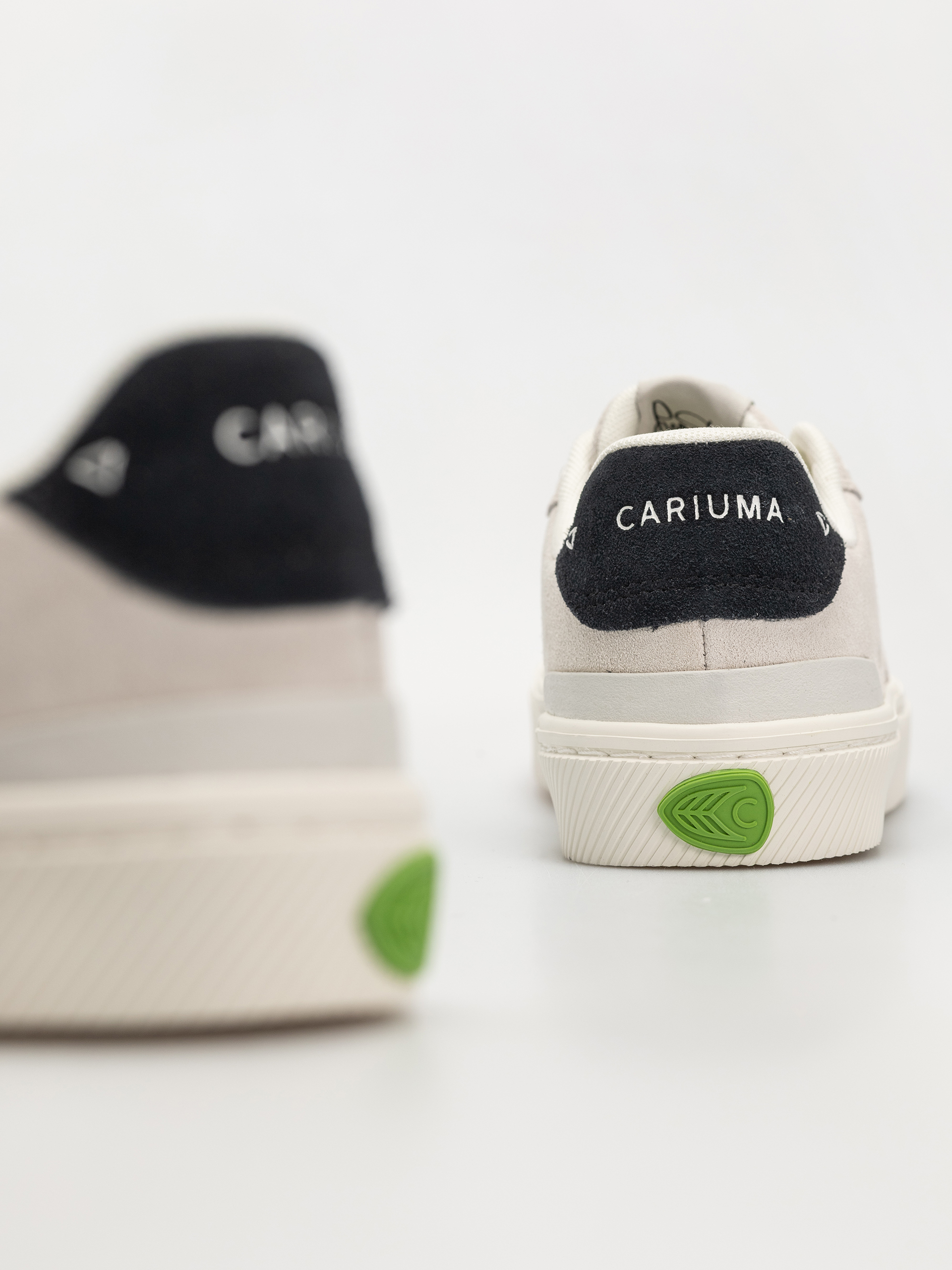Обувки Cariuma Luan Pro Wmn (smoke white suede black logo)