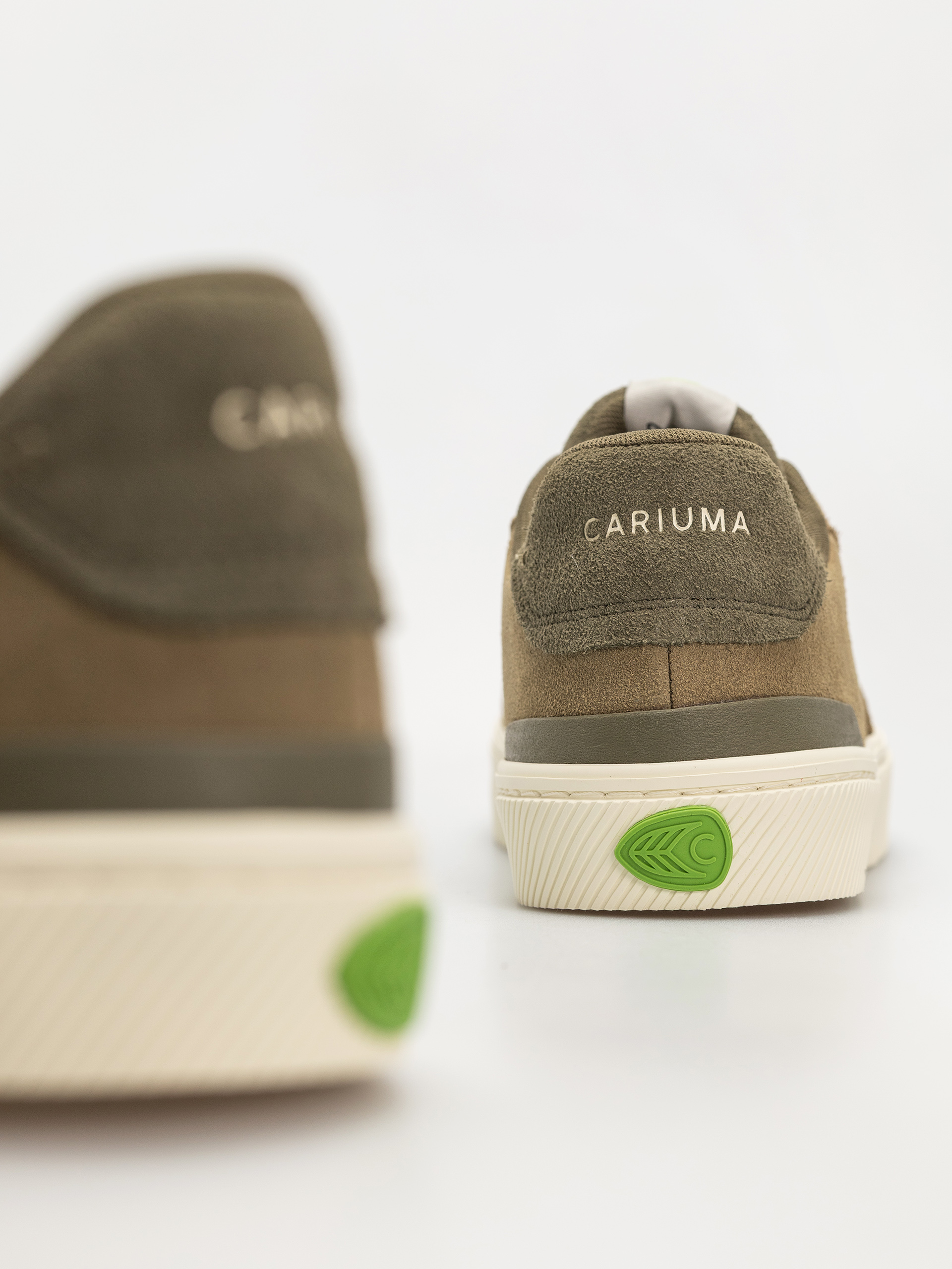 Обувки Cariuma Luan Pro Wmn (olive green suede ivory logo burnt olive)