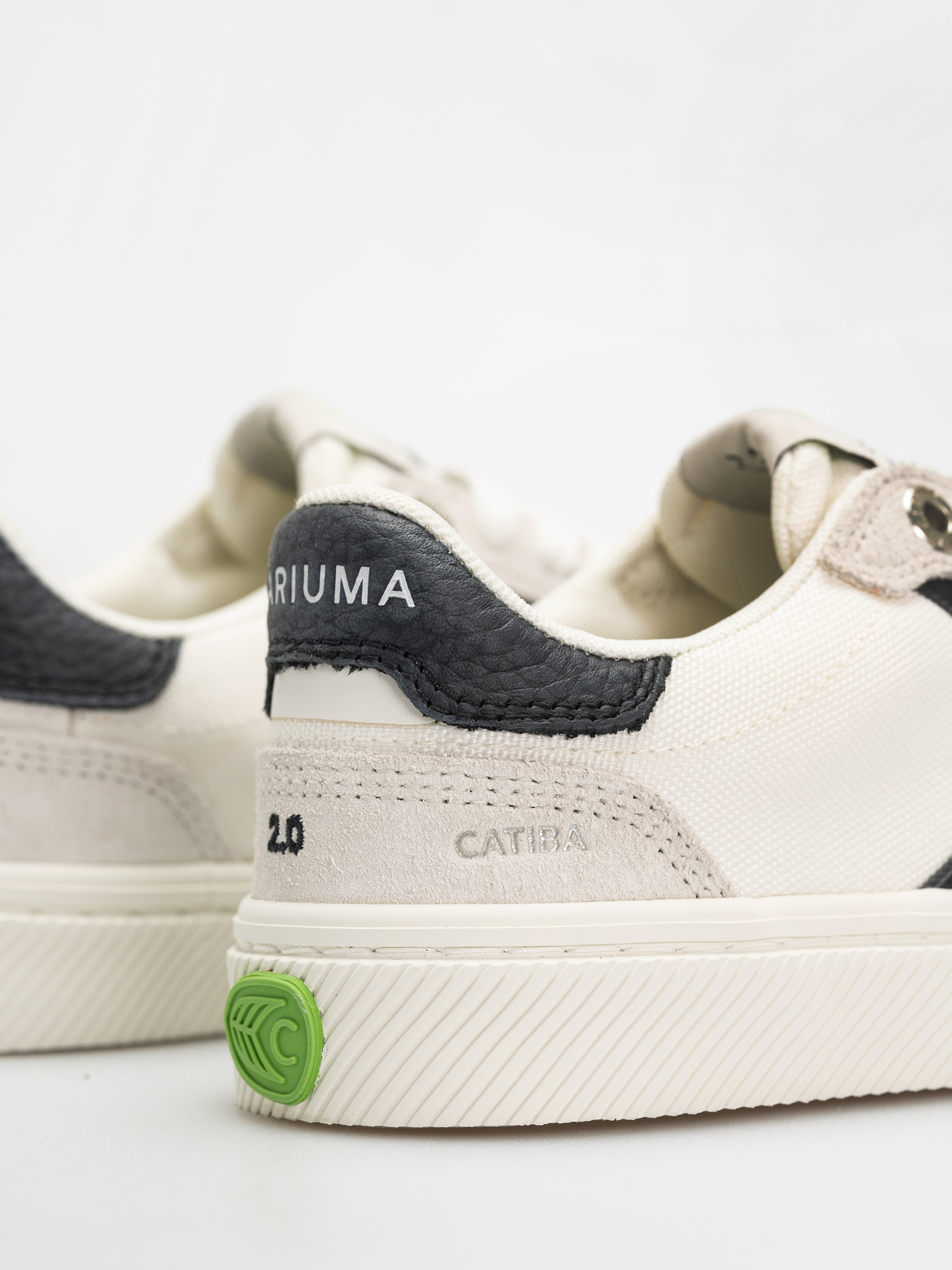 Обувки Cariuma Catiba Pro 2.0 Wmn (smoke white suede off white cordura black logo)