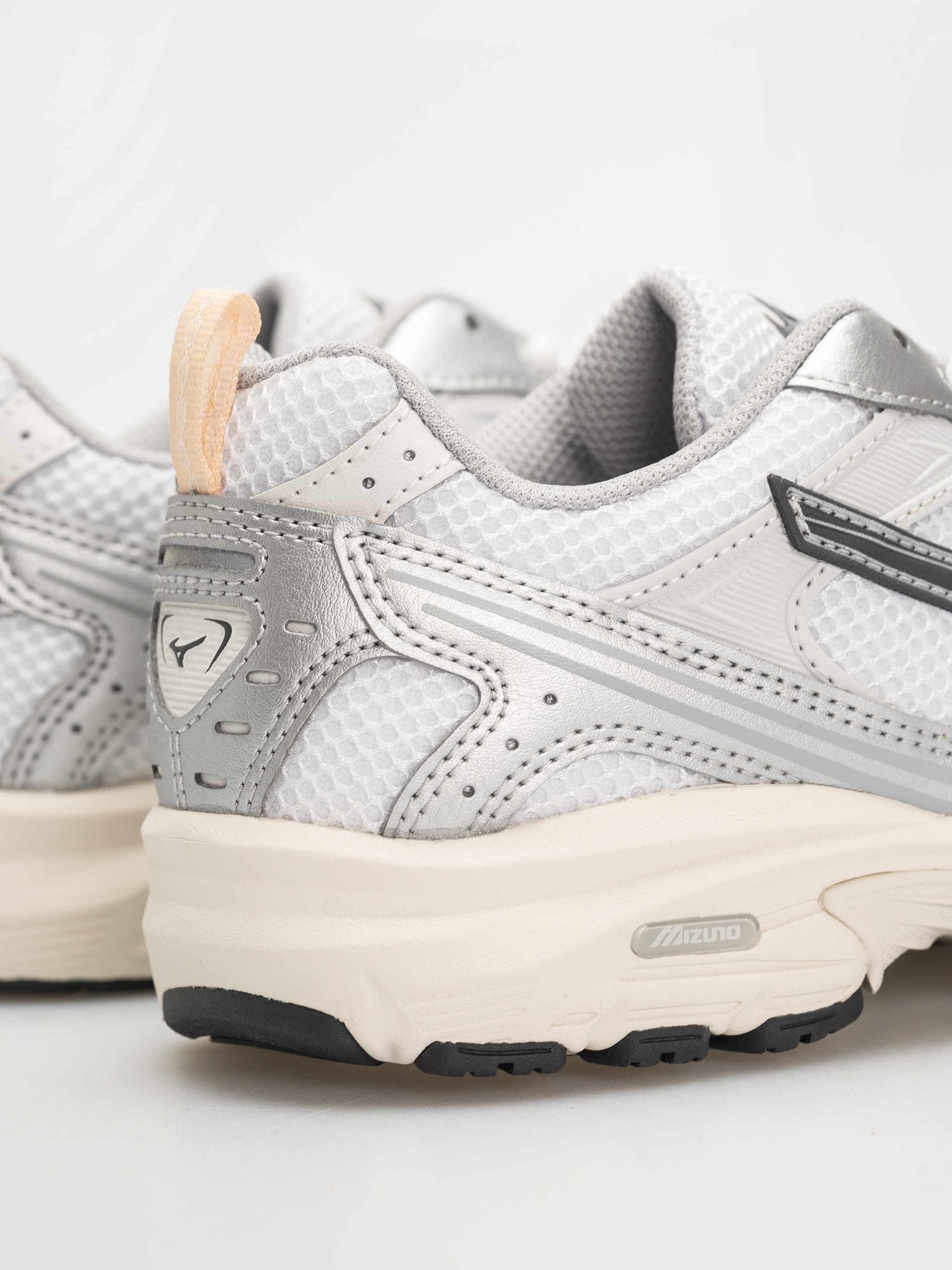 Обувки Mizuno MXR (white/iron gate/peach puree)