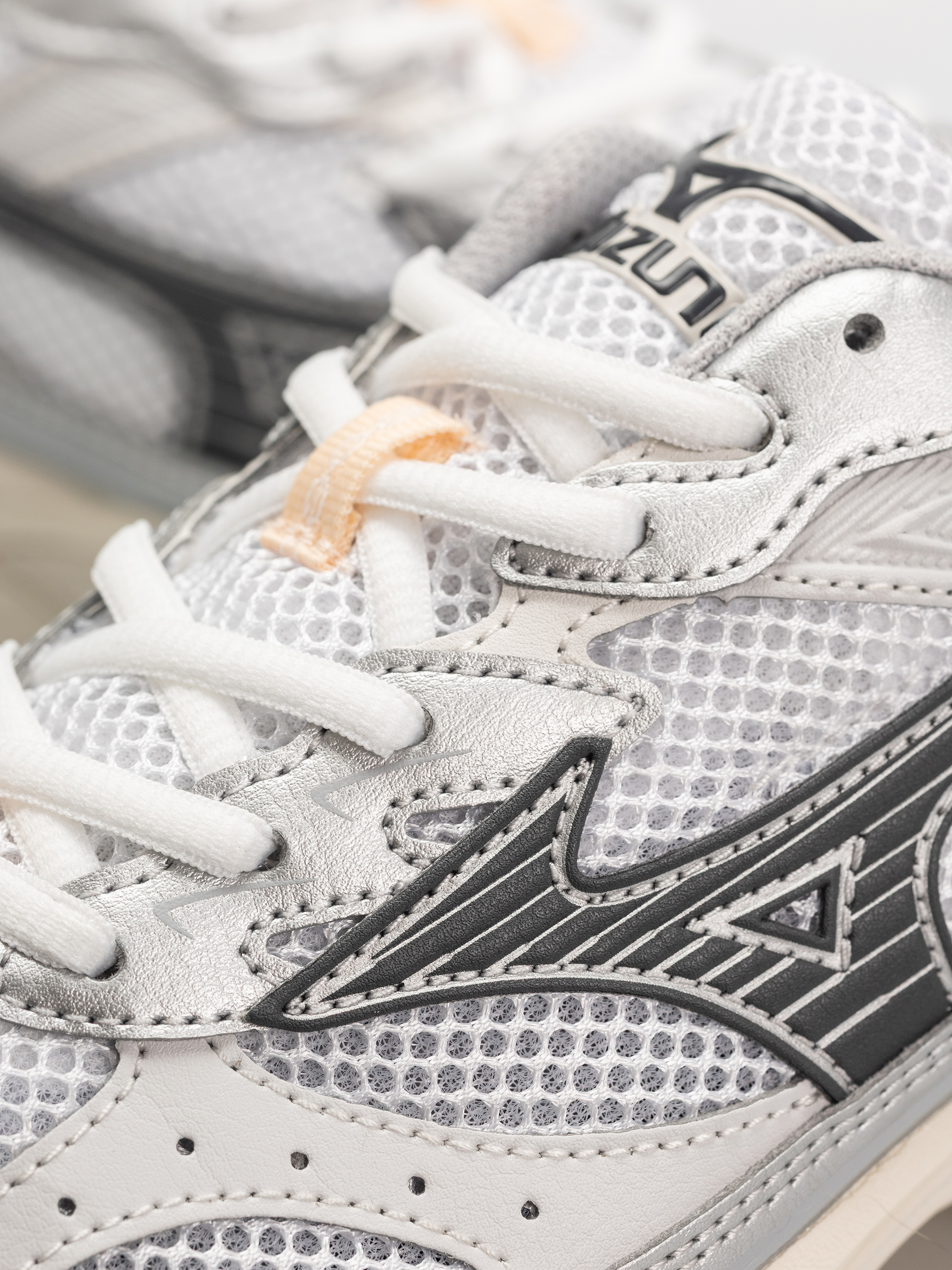 Обувки Mizuno MXR (white/iron gate/peach puree)