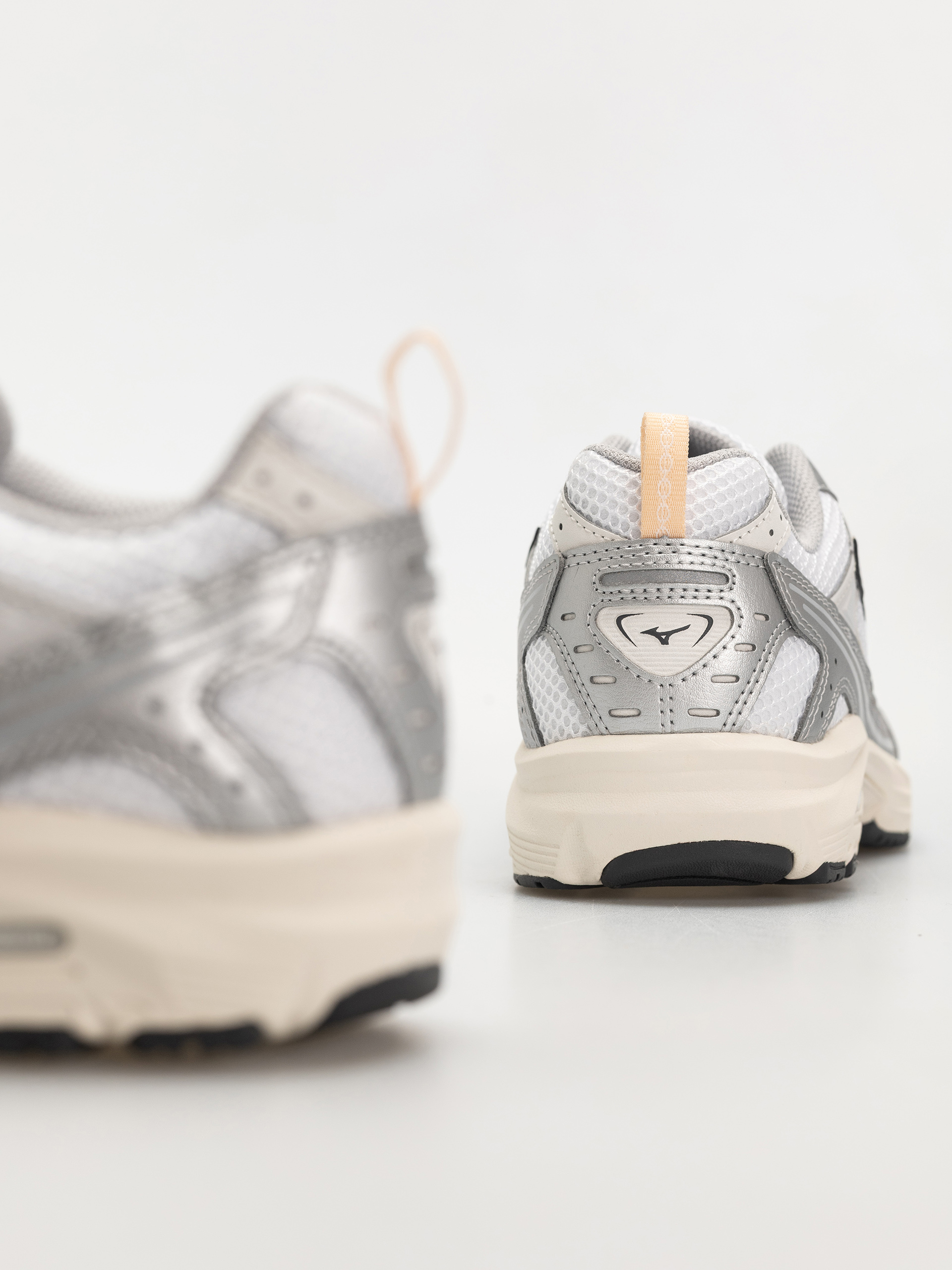 Обувки Mizuno MXR (white/iron gate/peach puree)